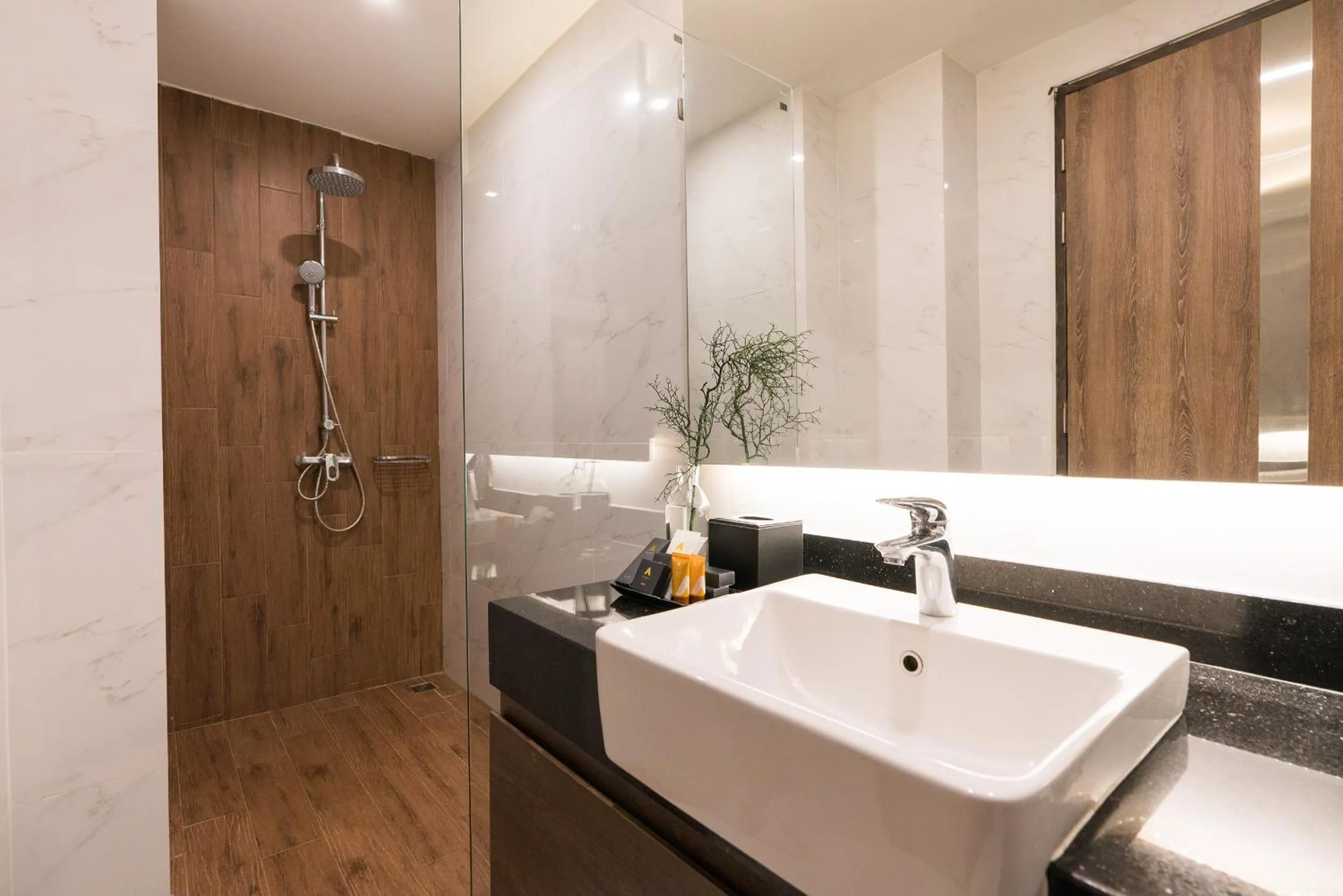 Shower in Acqua Hotel