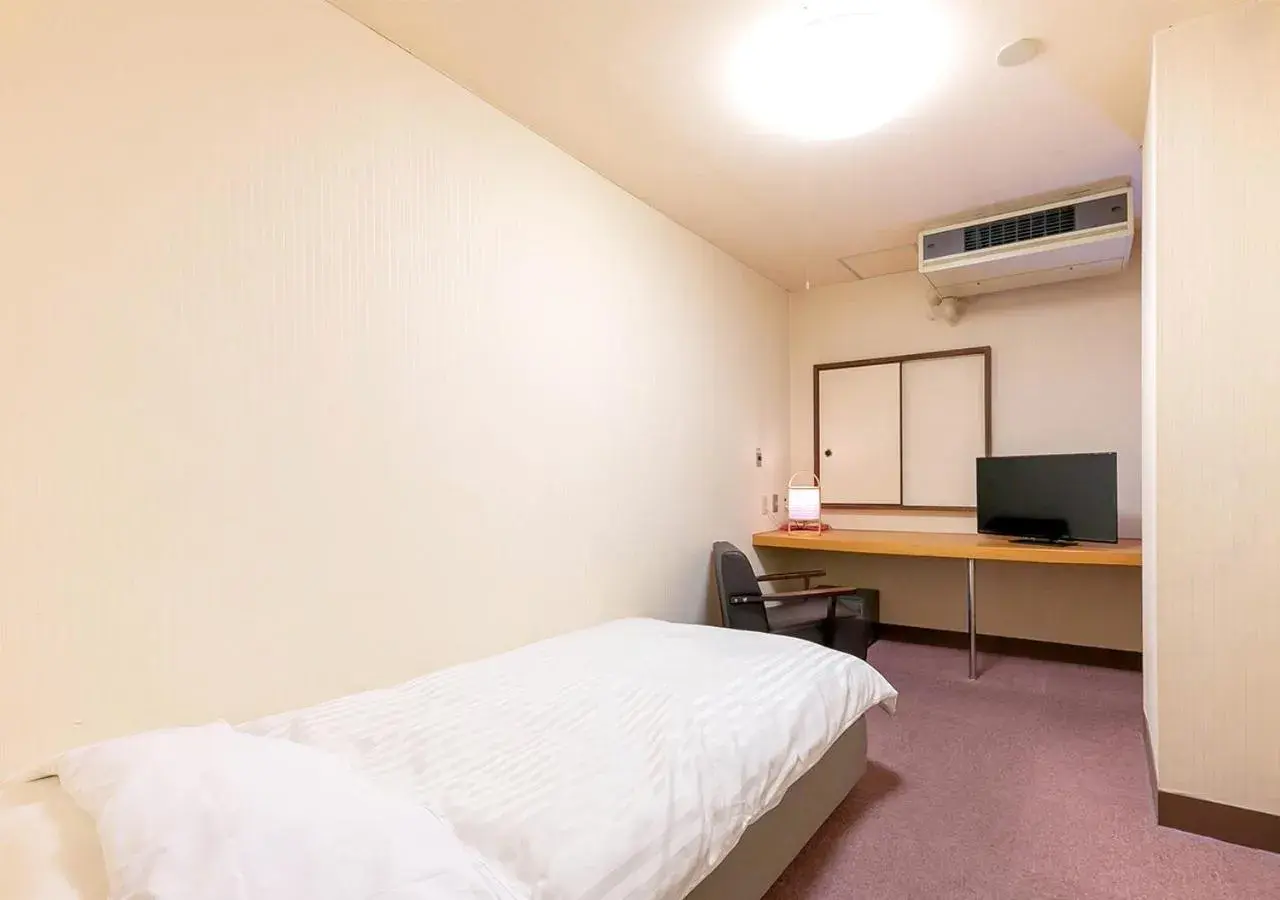 Single Room with Shared Bathroom - single occupancy in Ichiryukaku Honkan Single Room with Shared Bathroom - single occupancy in Ichiryukaku Honkan