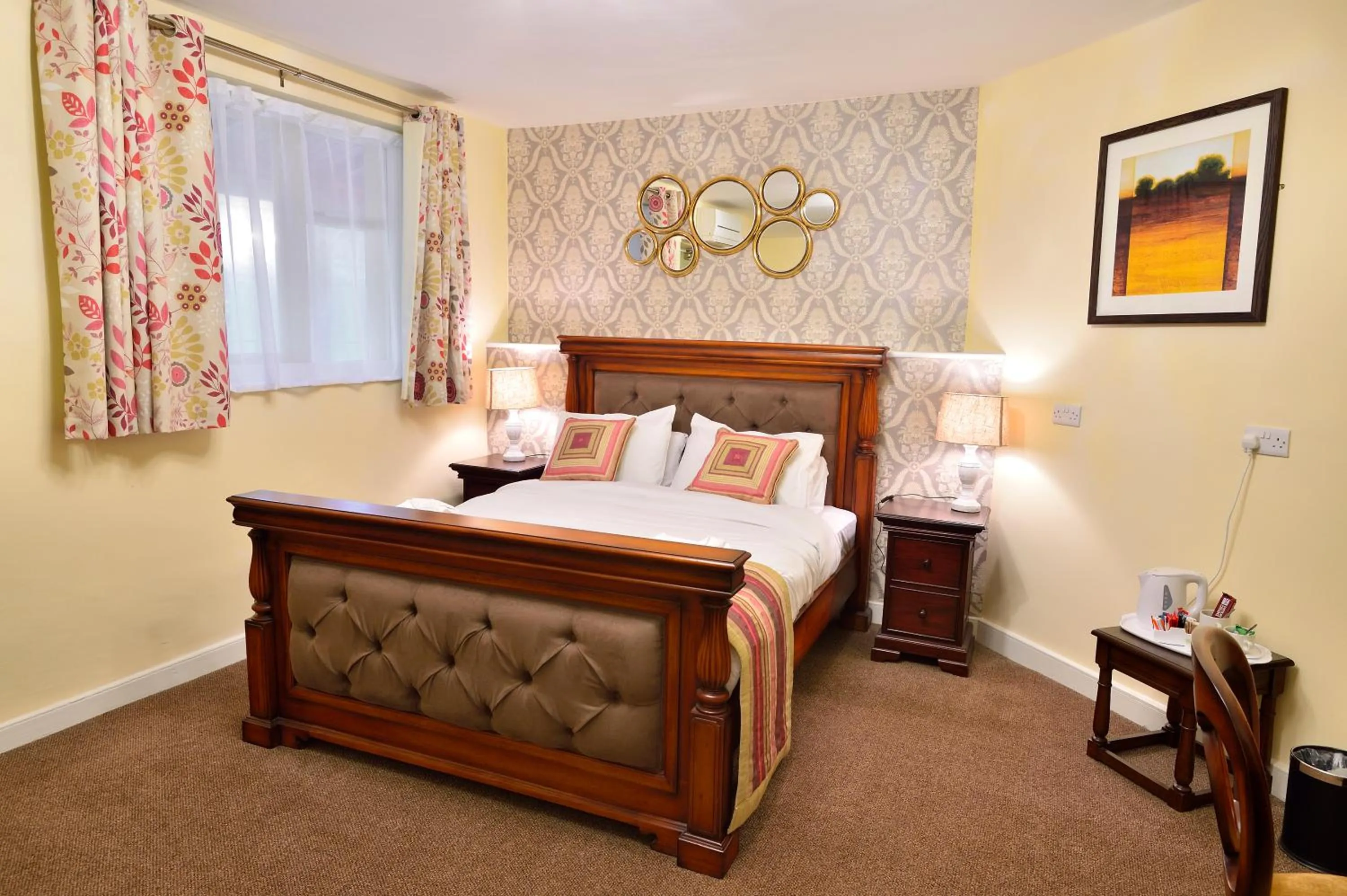 Photo of the whole room, Bed in The Royal Victoria and Bull Hotel