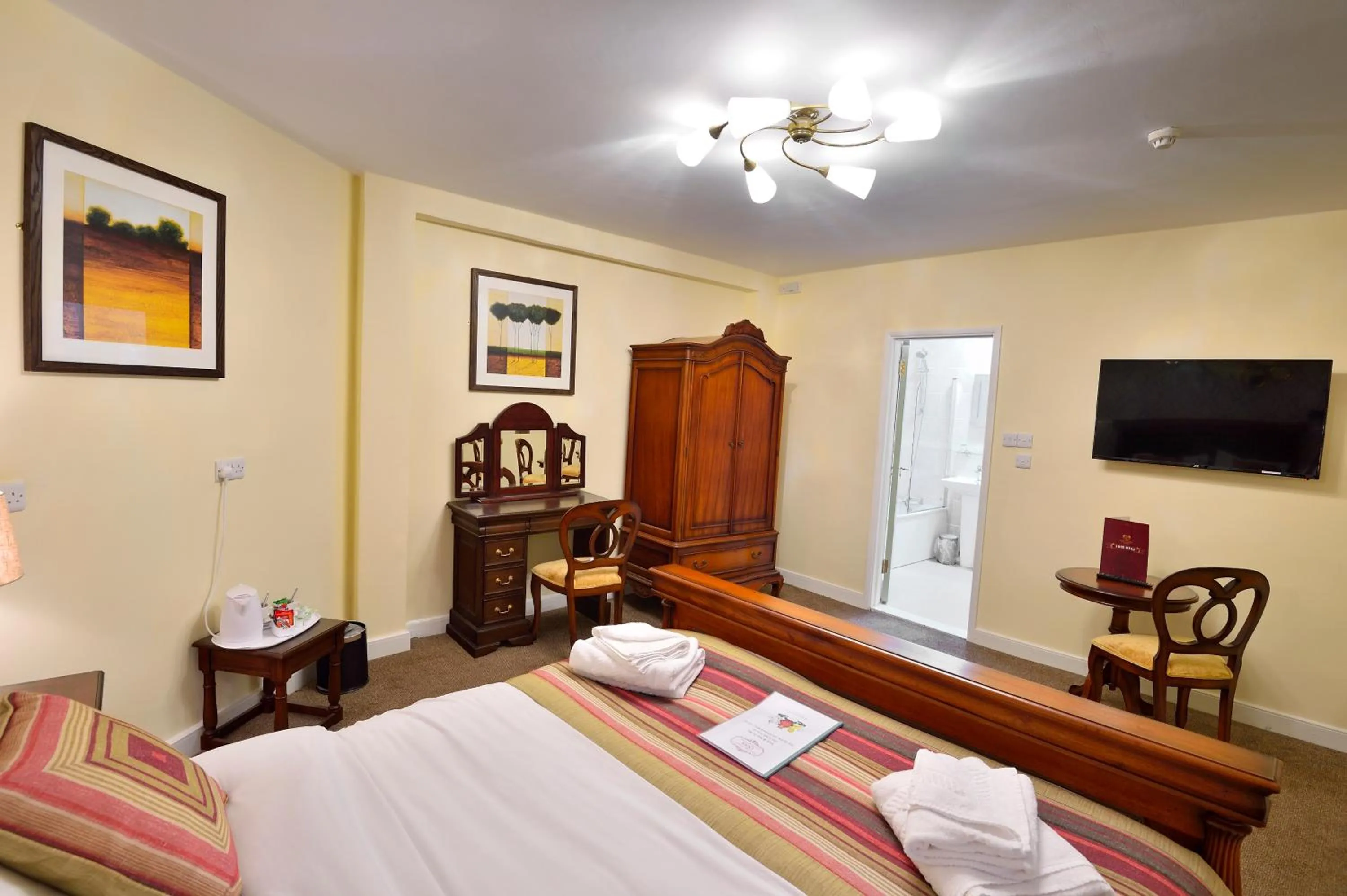 Photo of the whole room, Bed in The Royal Victoria and Bull Hotel