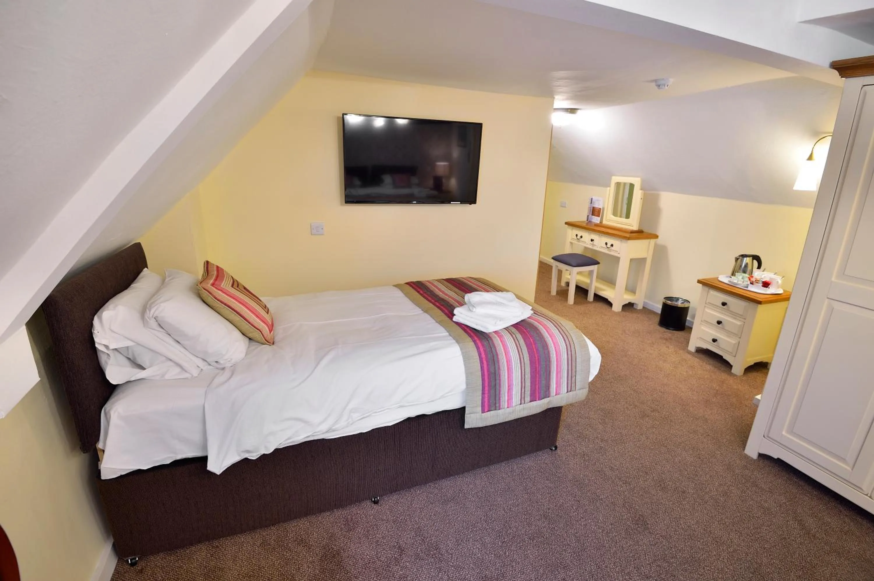 Photo of the whole room, Bed in The Royal Victoria and Bull Hotel