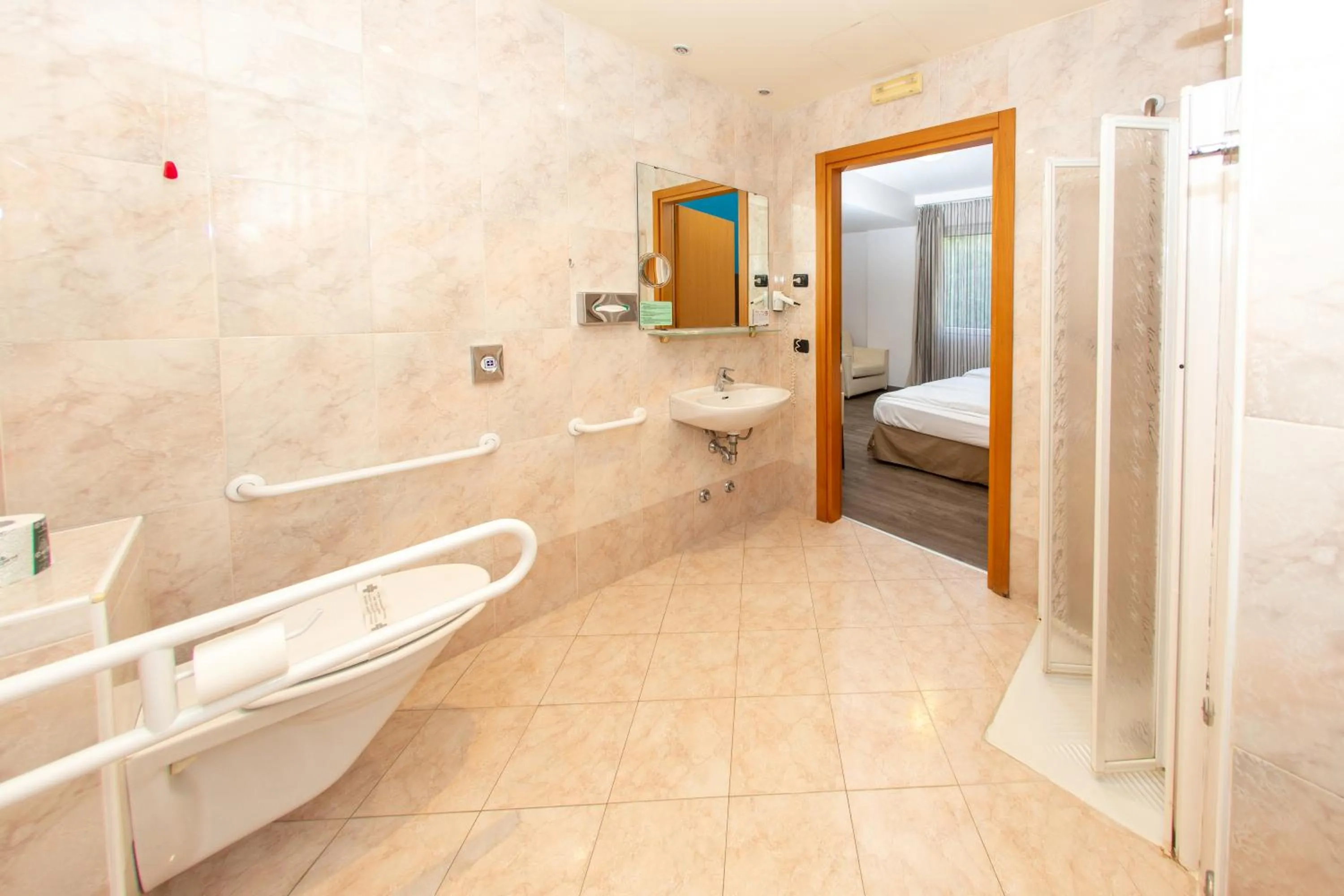 Bathroom, Bed in Hotel Bonotto