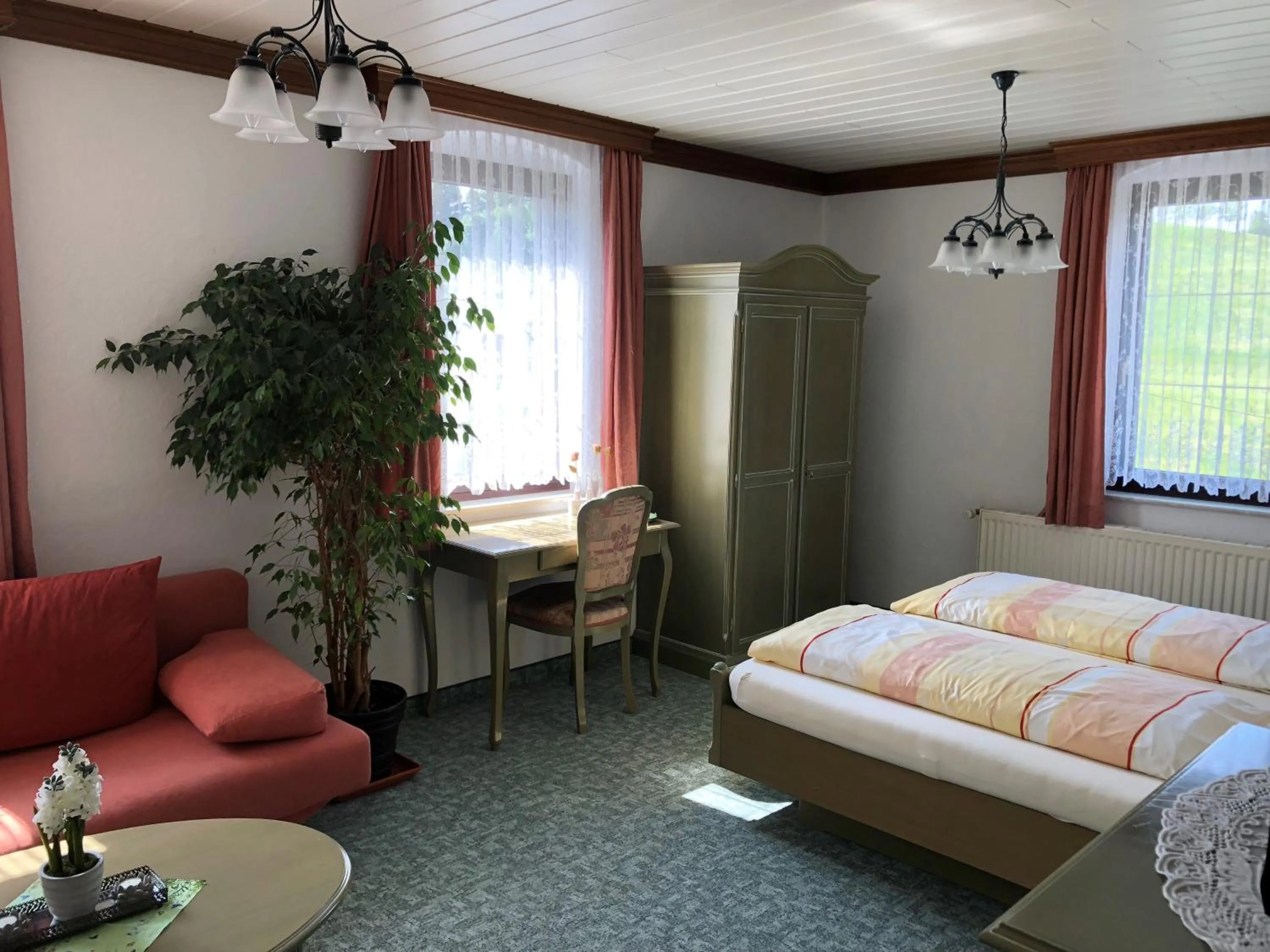 Photo of the whole room, Bed in Pension Bennelliebschänke