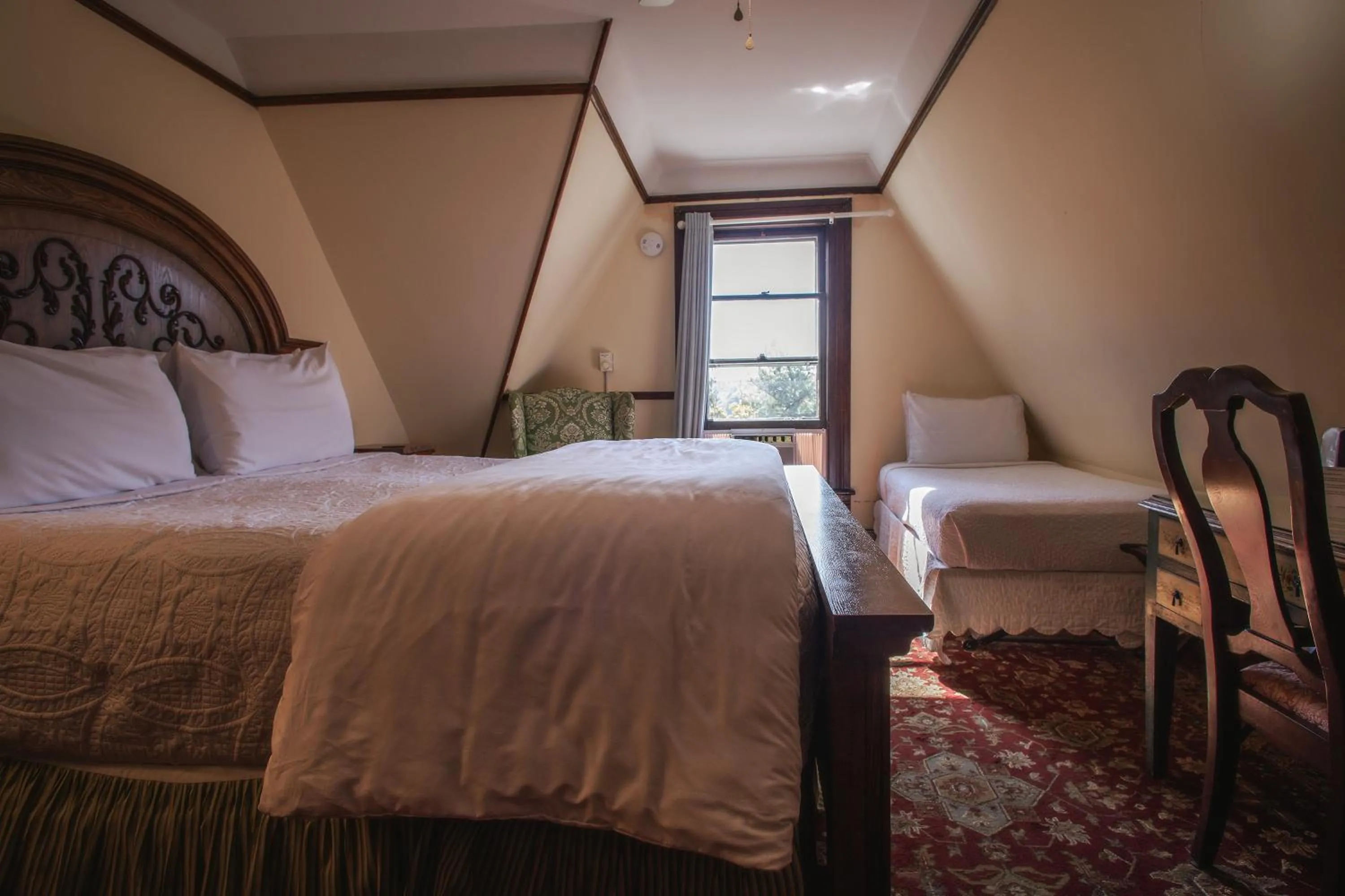 Bed in Cedar Crest Inn