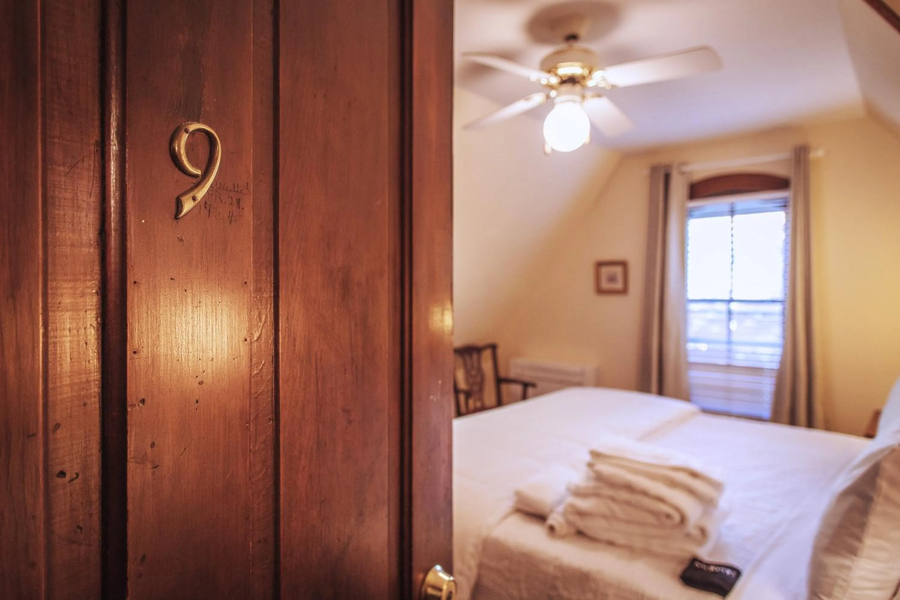 Bed in Cedar Crest Inn
