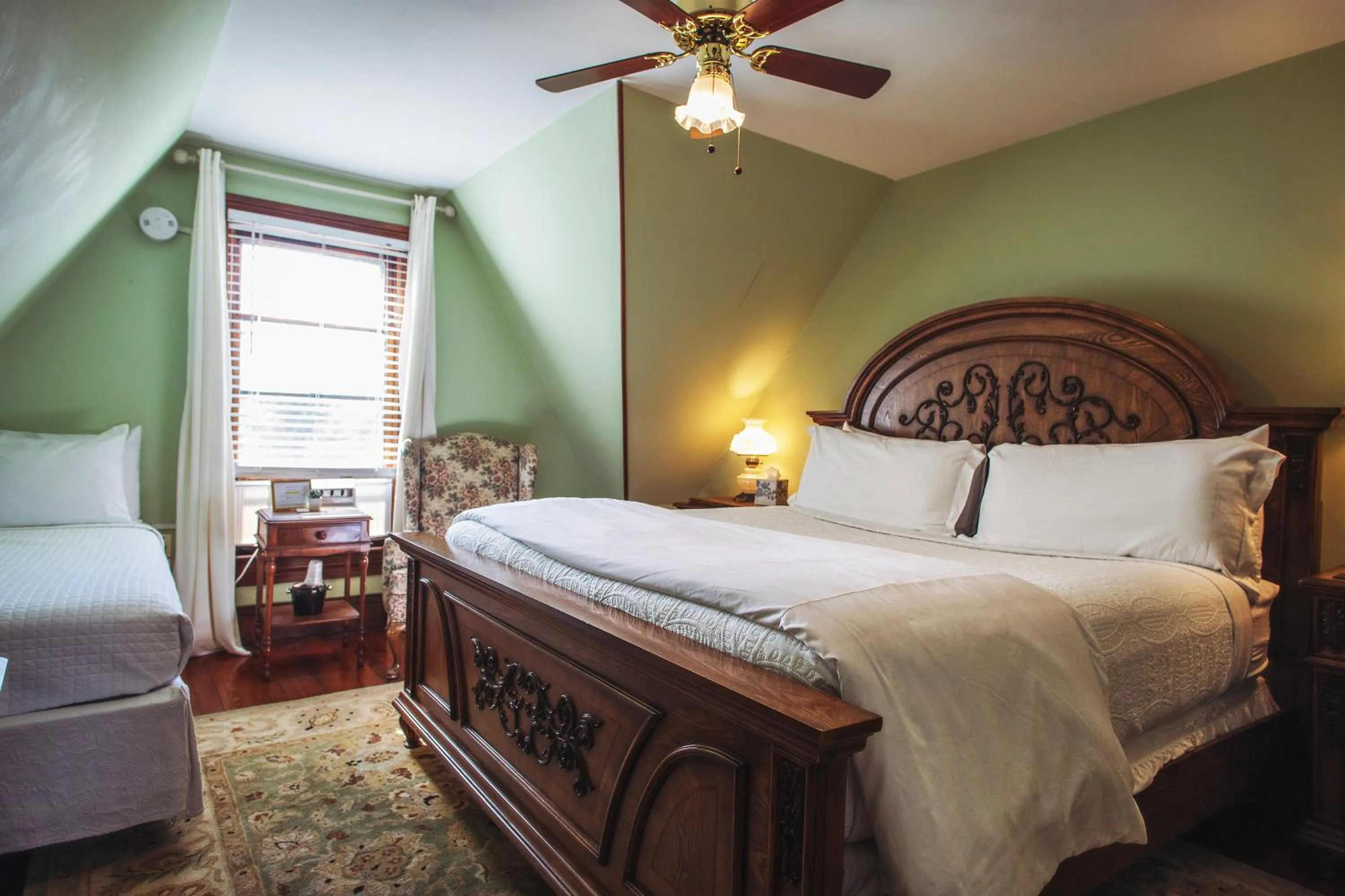 Bed in Cedar Crest Inn