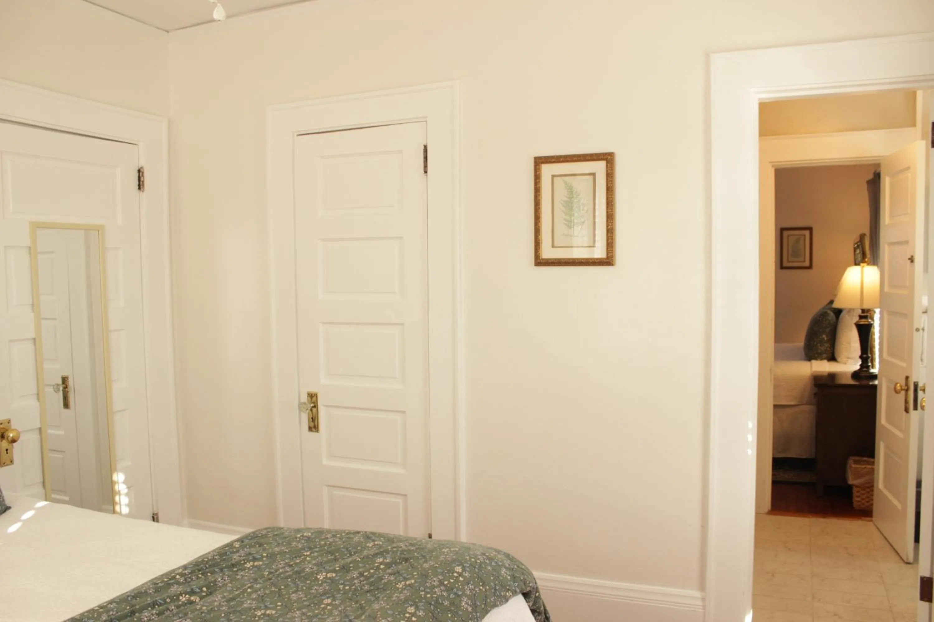 Bed in Cedar Crest Inn