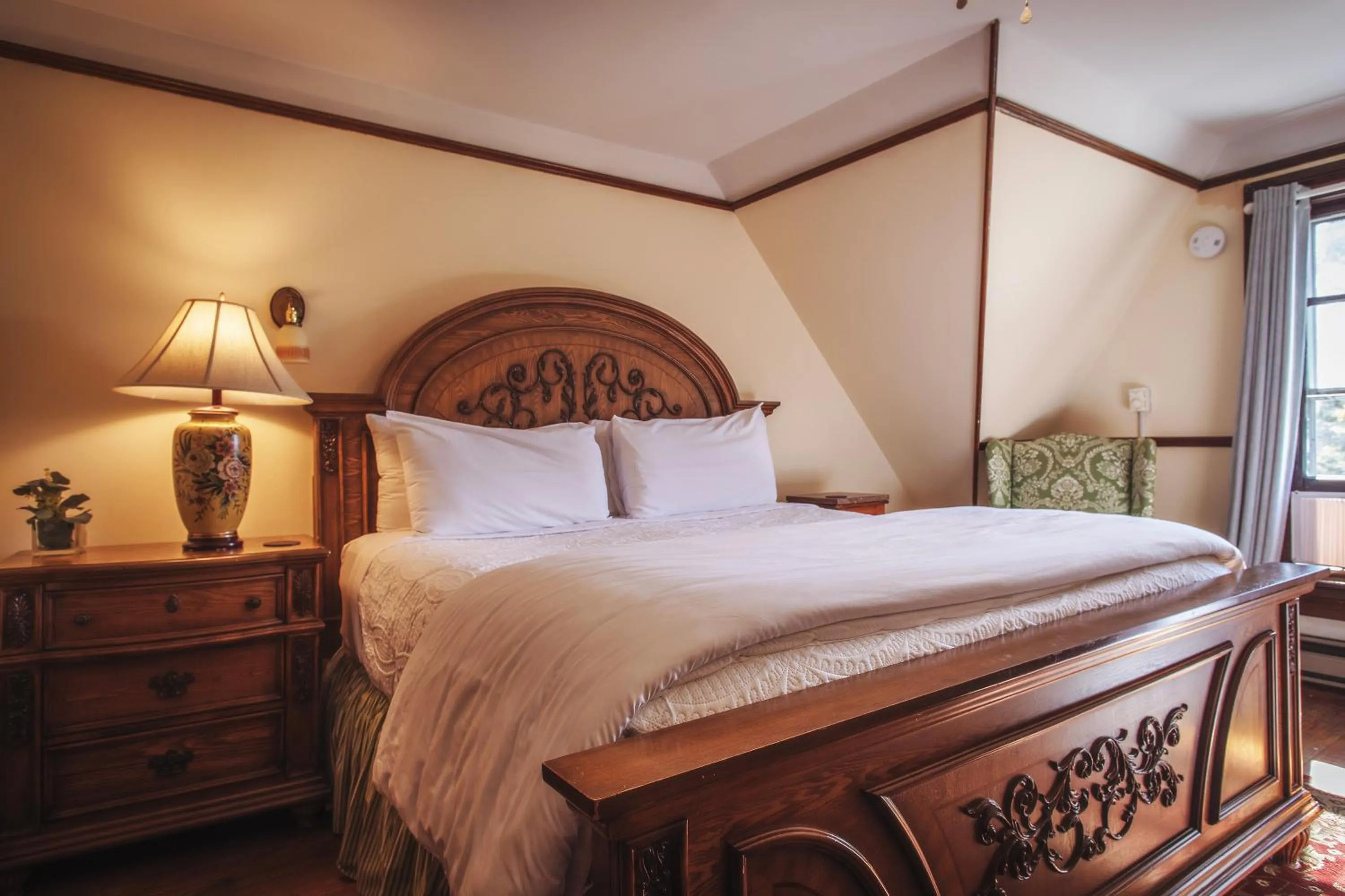 Bed in Cedar Crest Inn