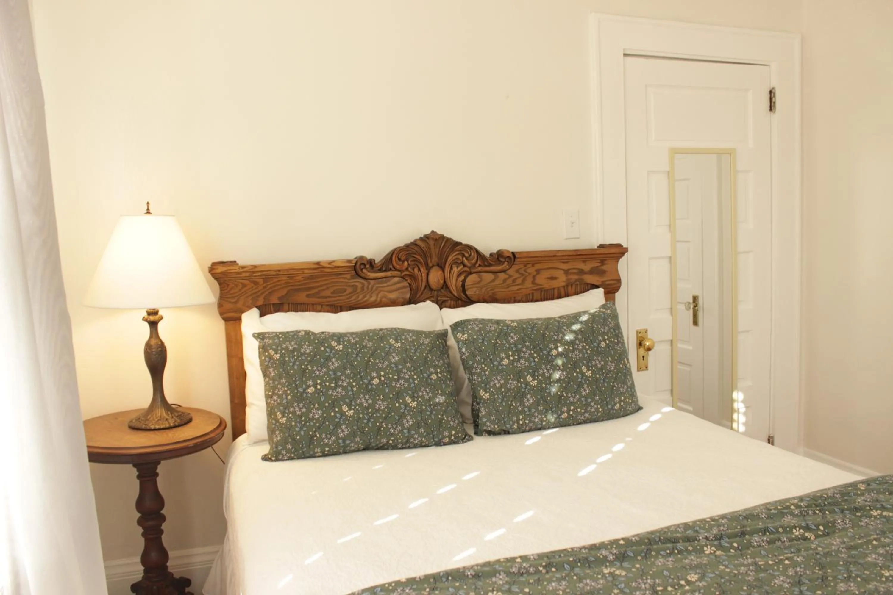 Bed in Cedar Crest Inn