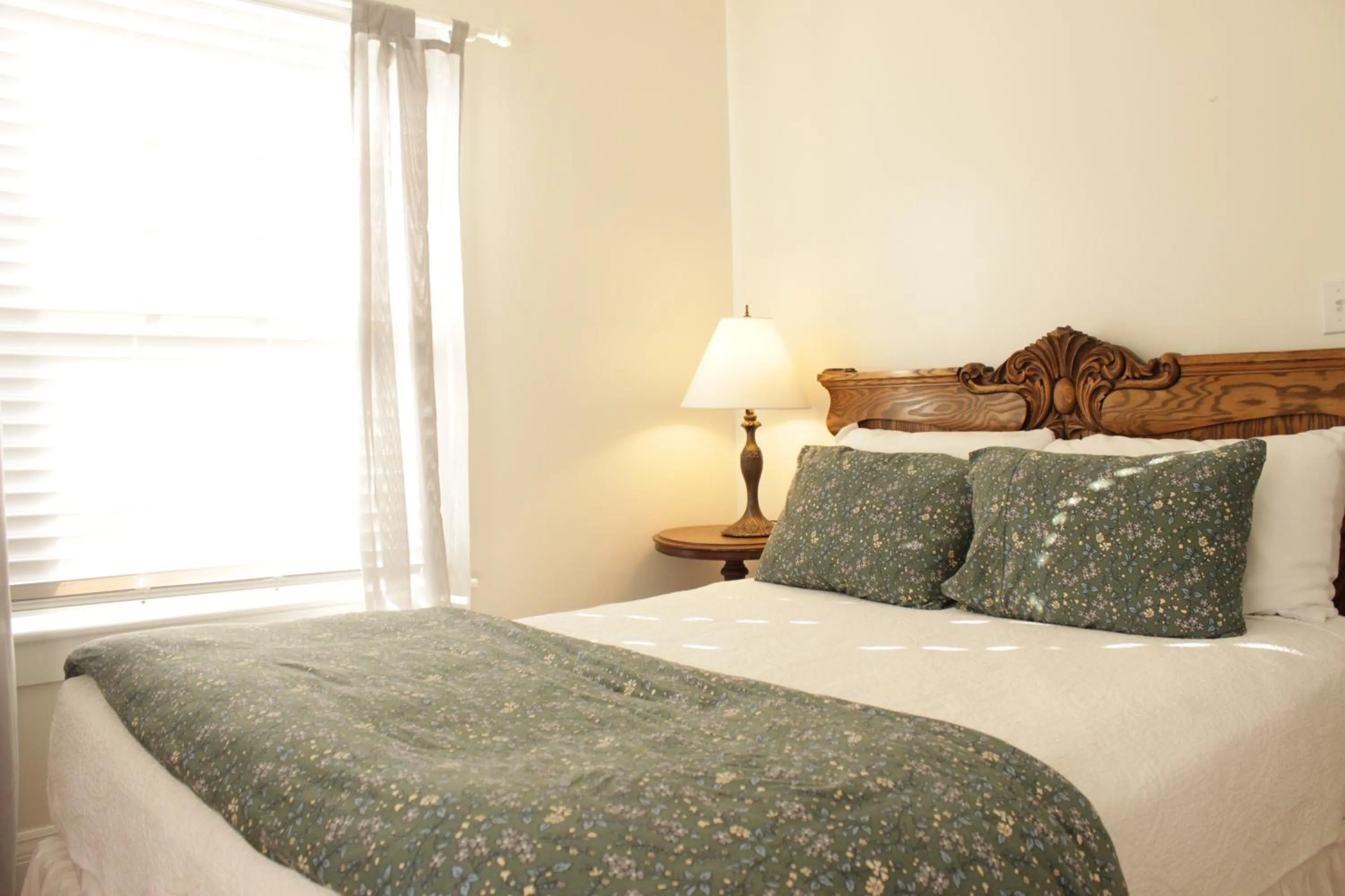 Bed in Cedar Crest Inn