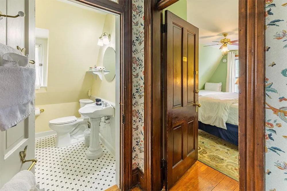 Bed in Cedar Crest Inn