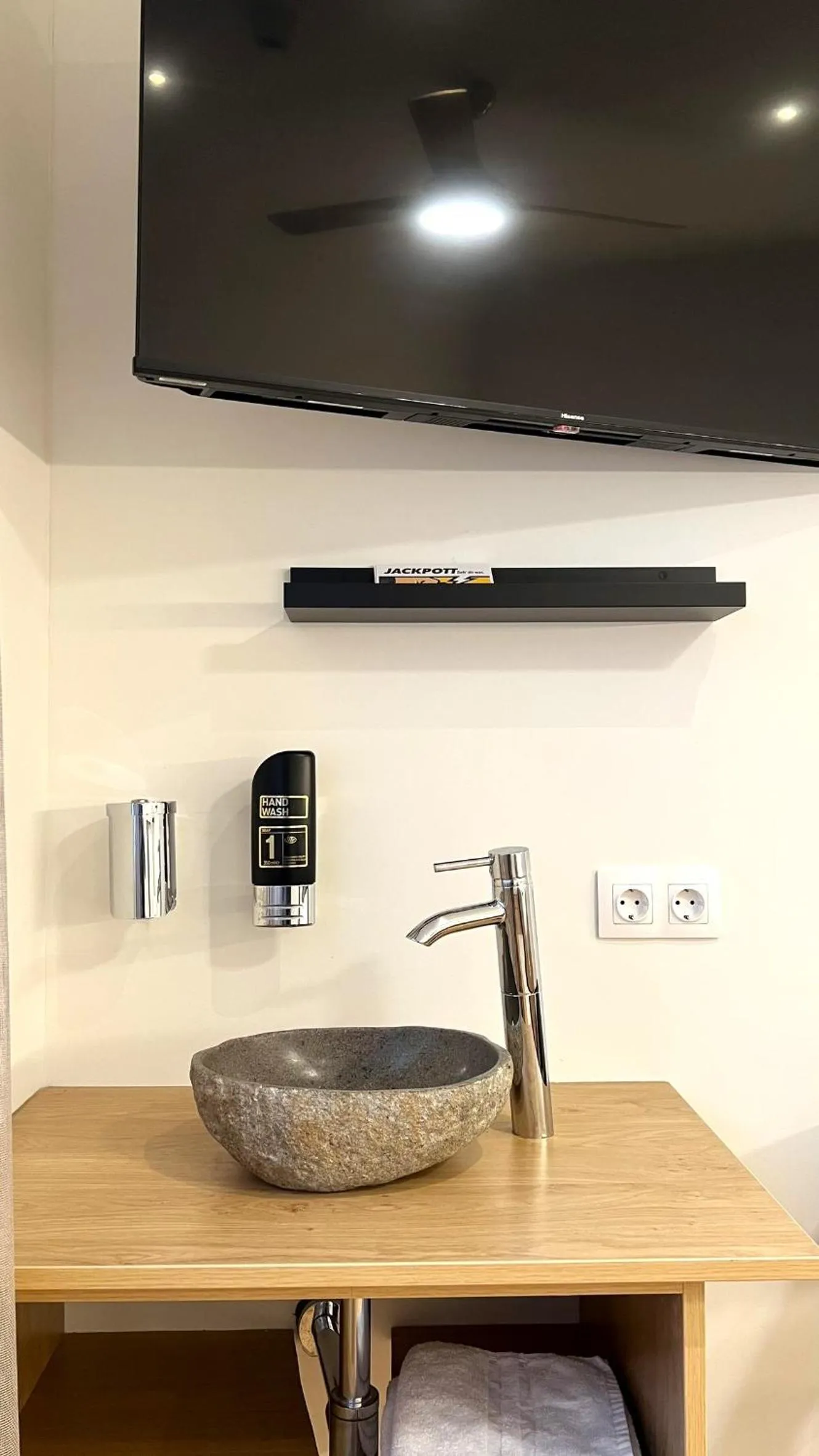 TV and multimedia in City Zimmer - Appartement Dina Mariner