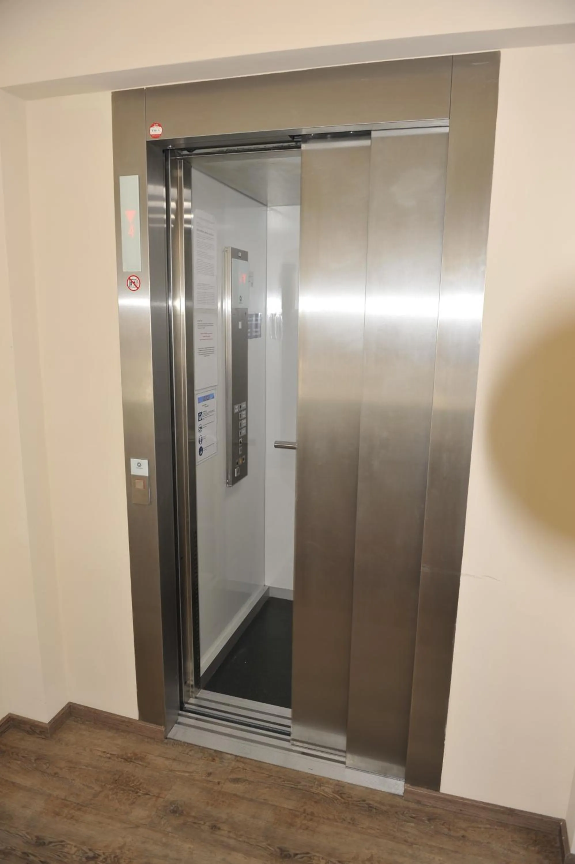 elevator in City Zimmer - Appartement Dina Mariner