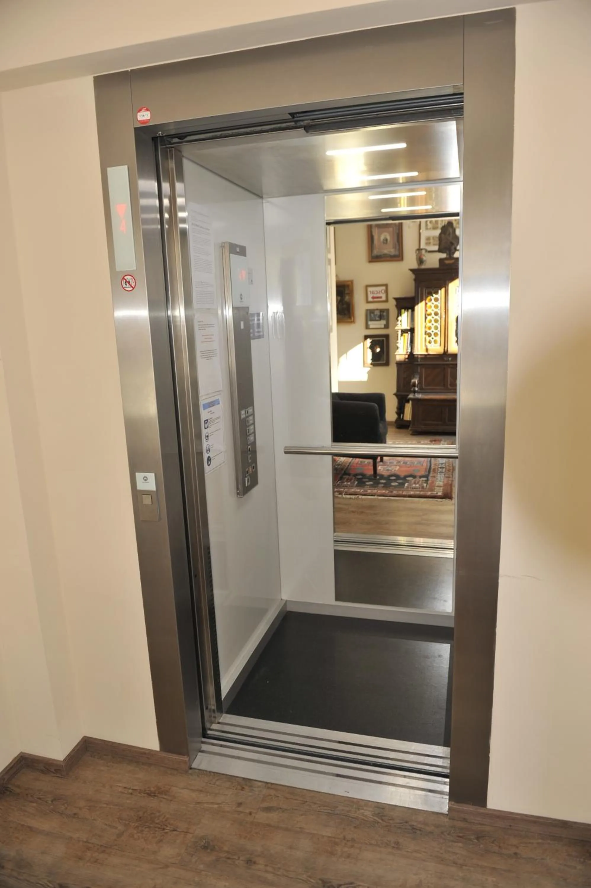 elevator in City Zimmer - Appartement Dina Mariner