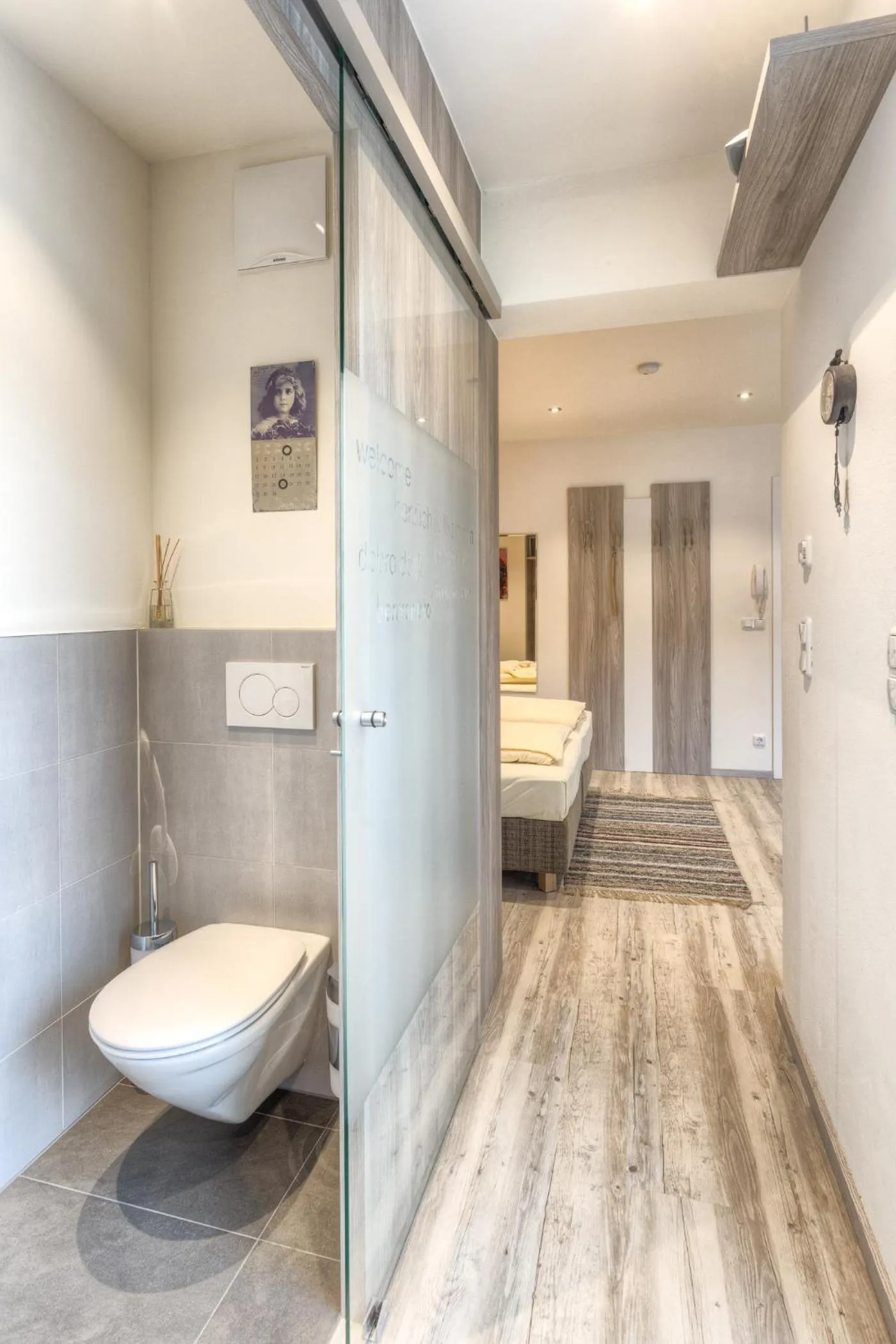 Toilet, Bed in City Zimmer - Appartement Dina Mariner