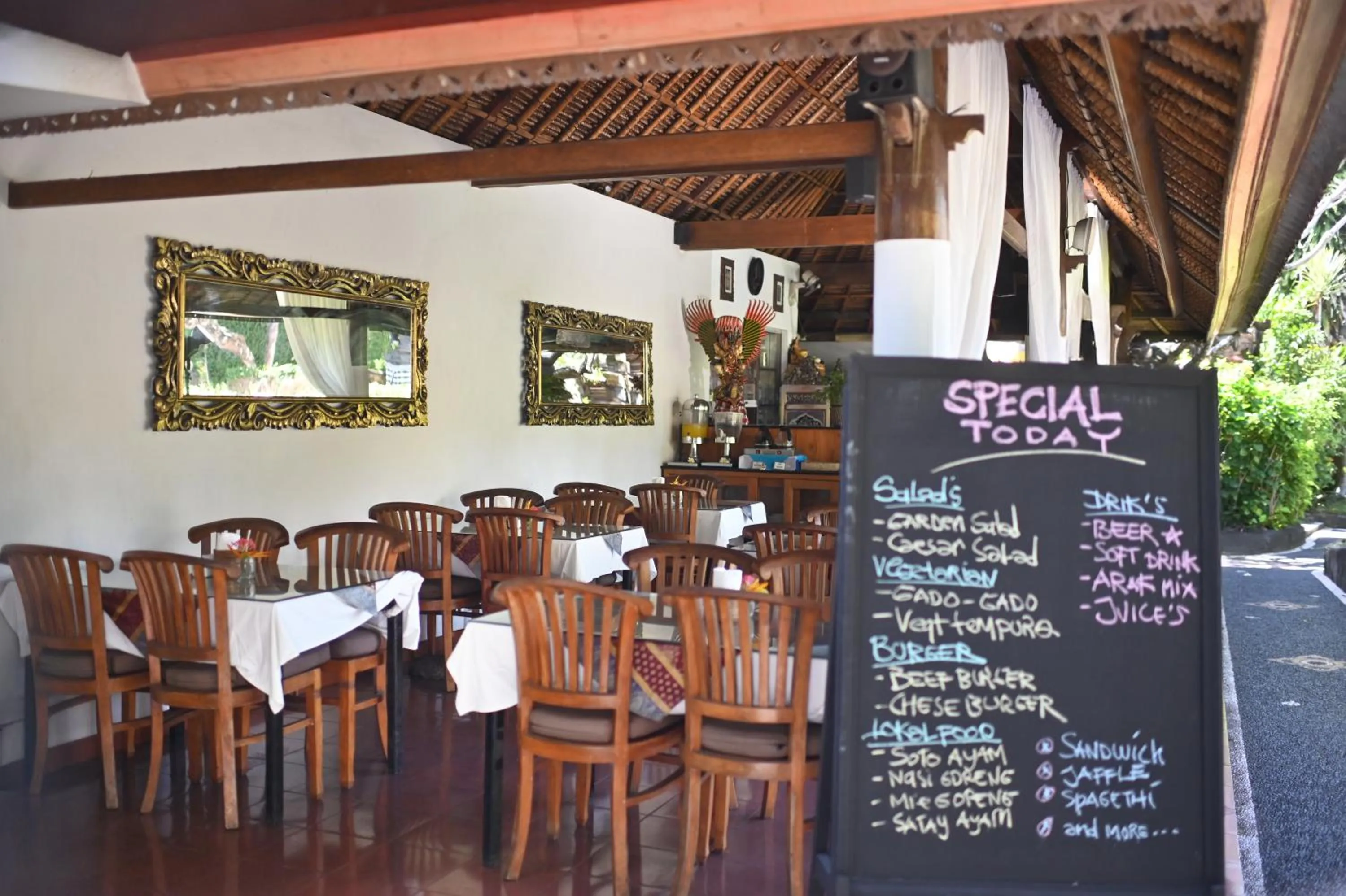 Restaurant/places to eat in Puri Dewa Bharata Hotel & Villas