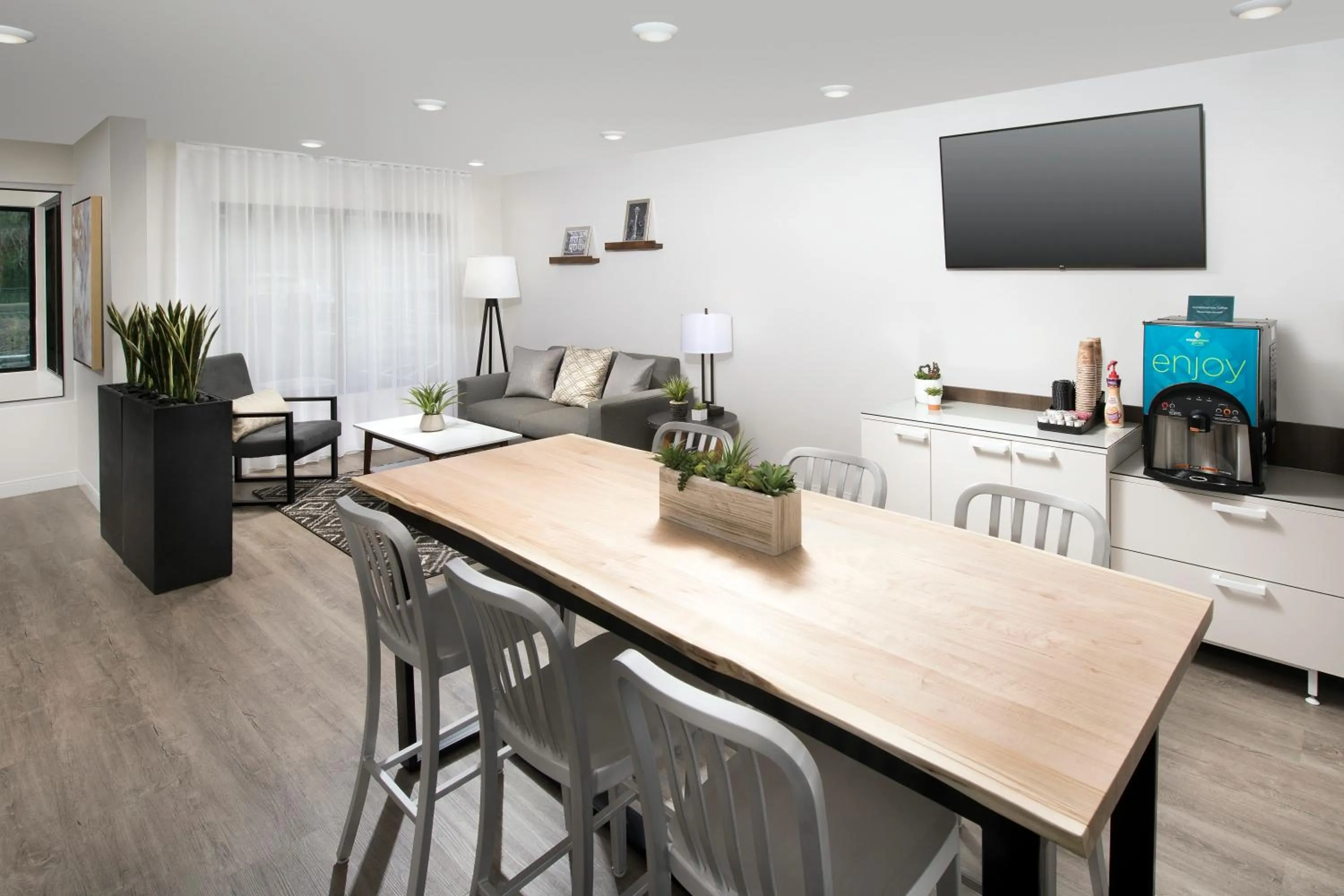 Living room in WoodSpring Suites Seattle Redmond