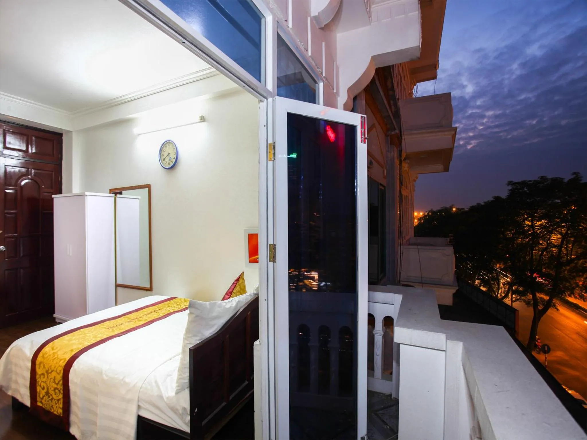 Night, Bed in Phuong Trang Hotel