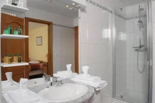 Shower in Le Bernister parking privé