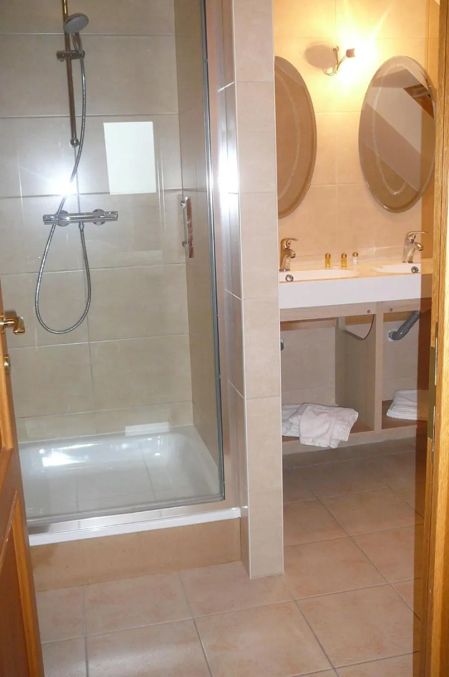 Shower in Le Bernister parking privé