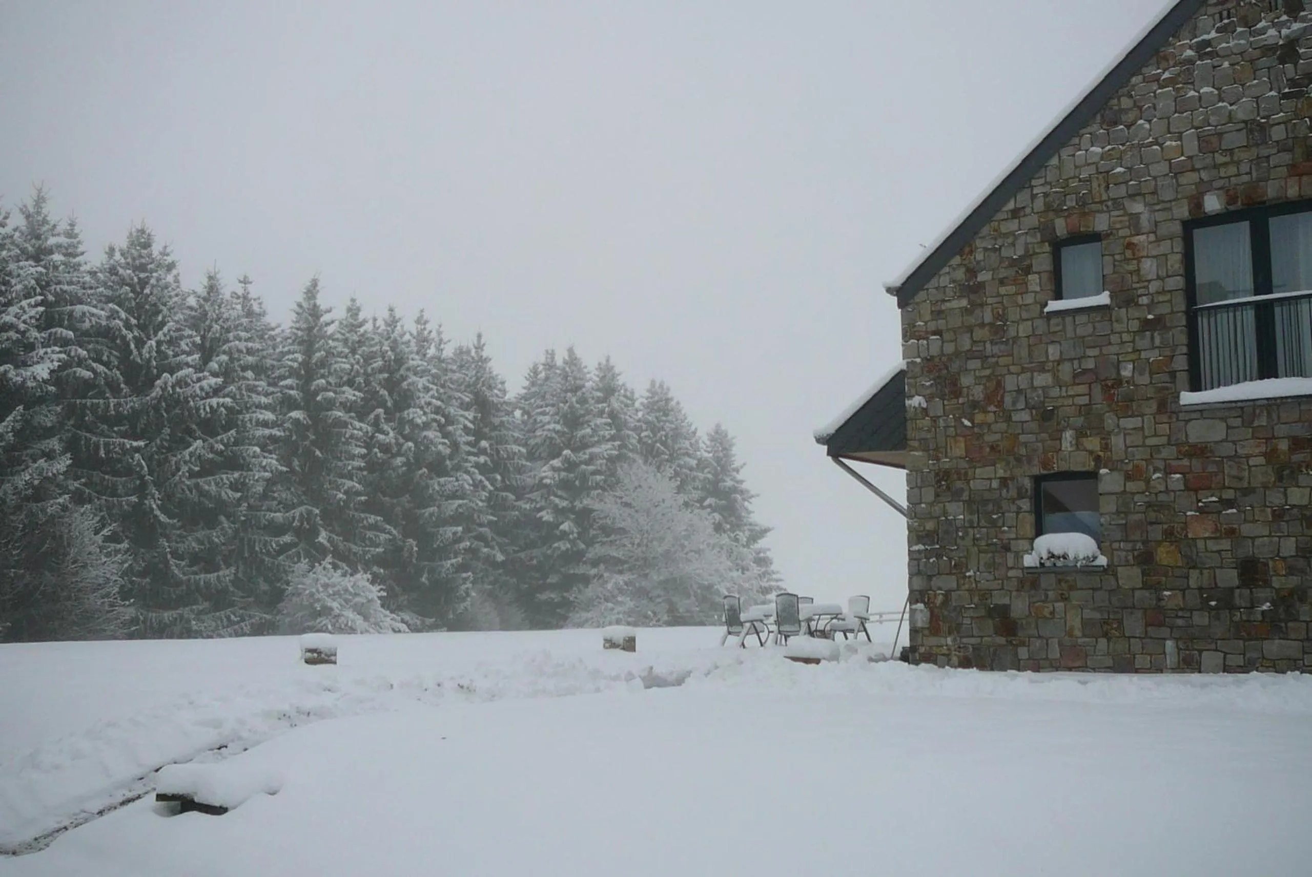 Facade/entrance in Le Bernister parking privé