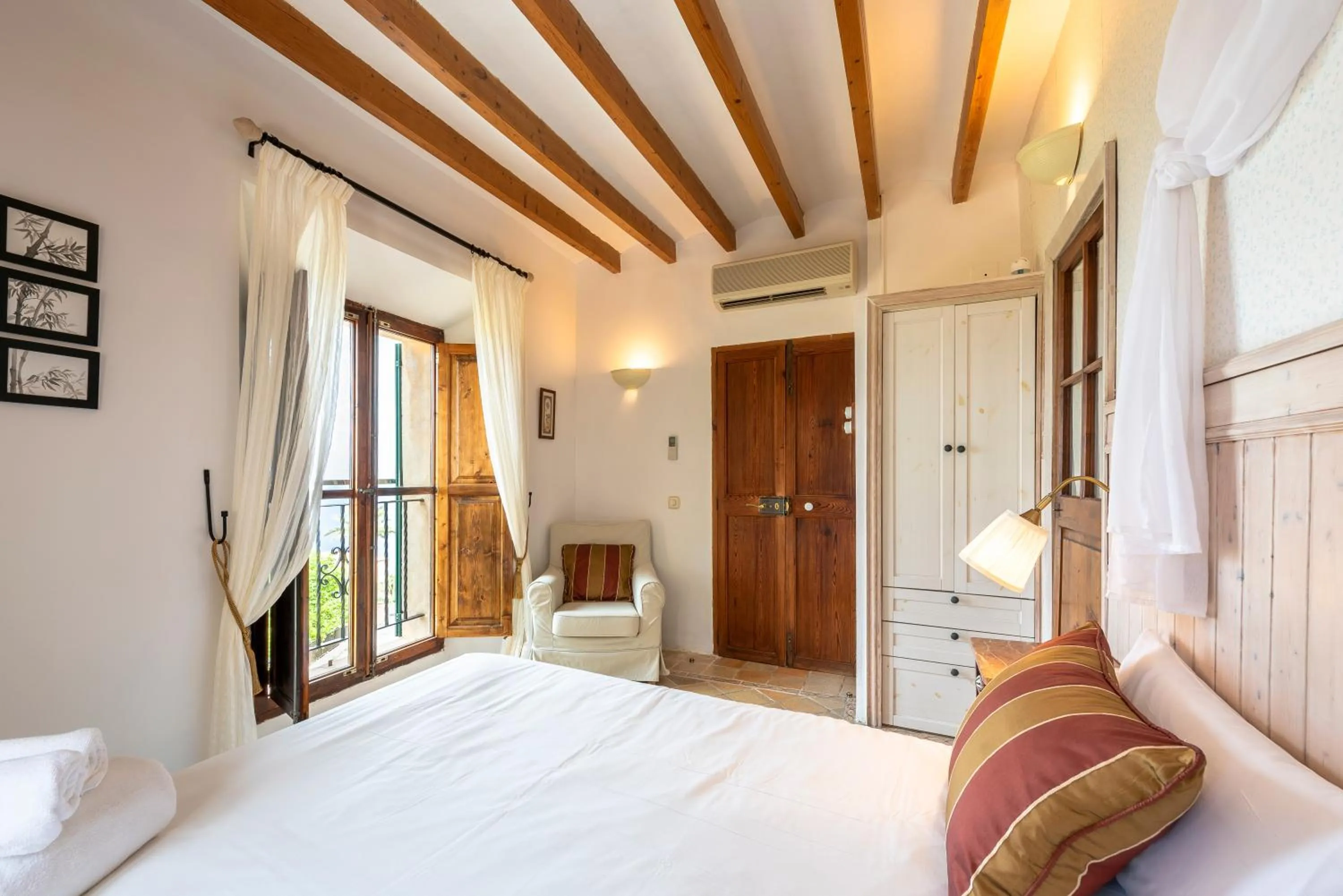 Photo of the whole room, Bed in Hotel D´Interior Ca Mado Paula