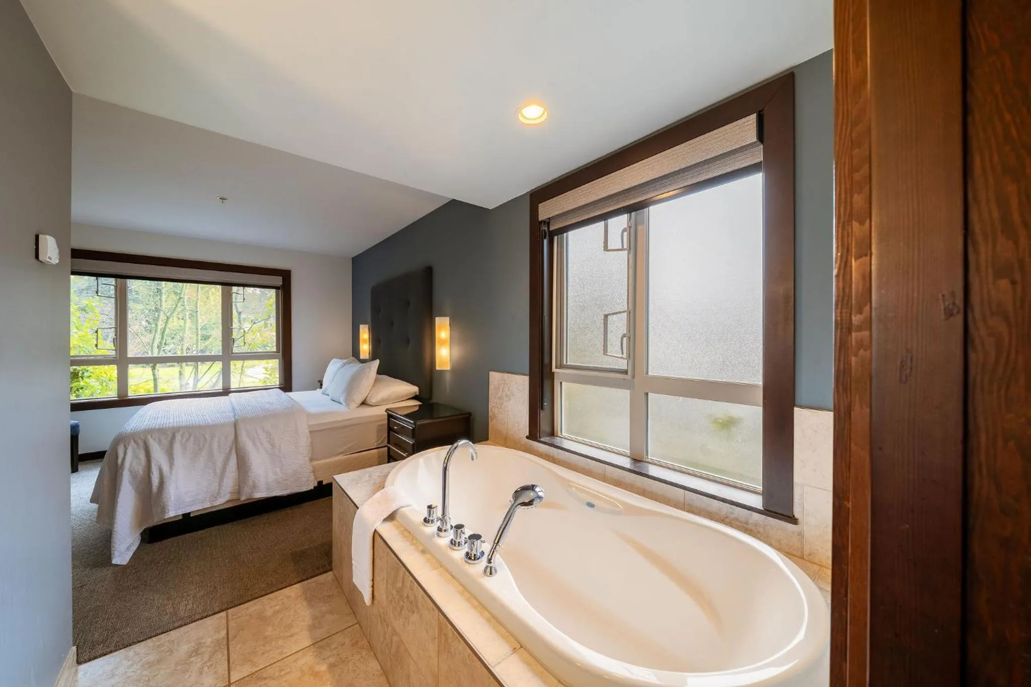 Bath, Bed in Sunrise Ridge Waterfront Resort