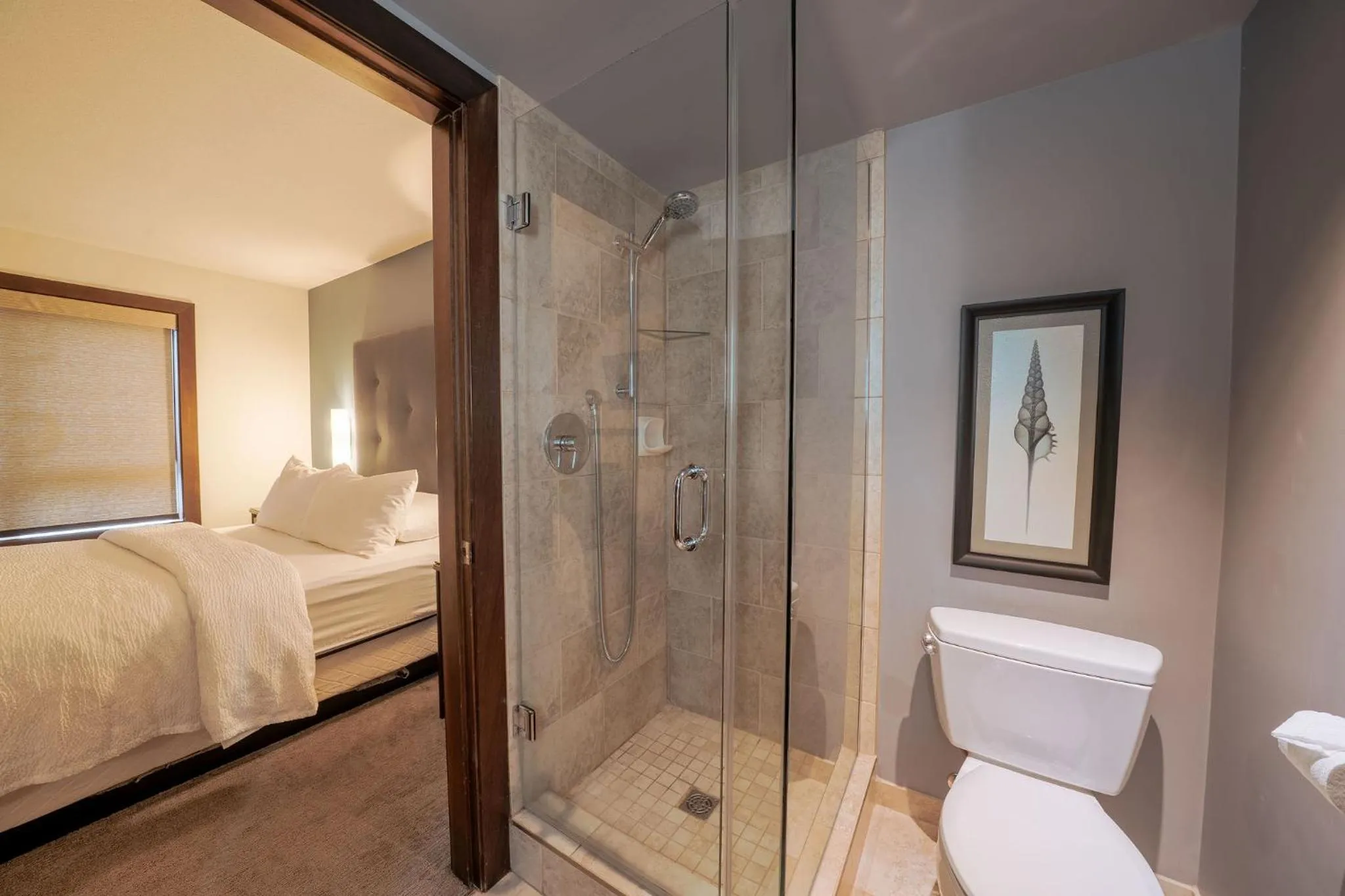 Bathroom, Bed in Sunrise Ridge Waterfront Resort