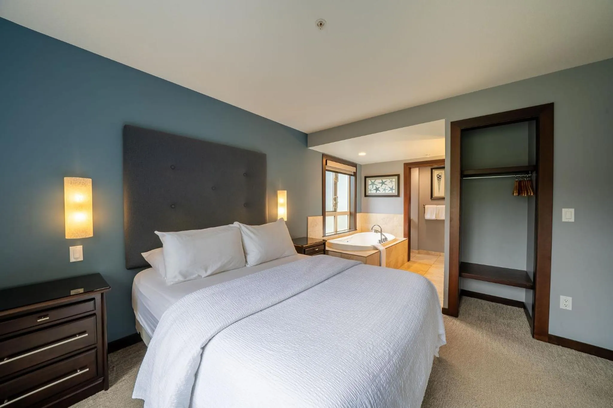 Bed in Sunrise Ridge Waterfront Resort