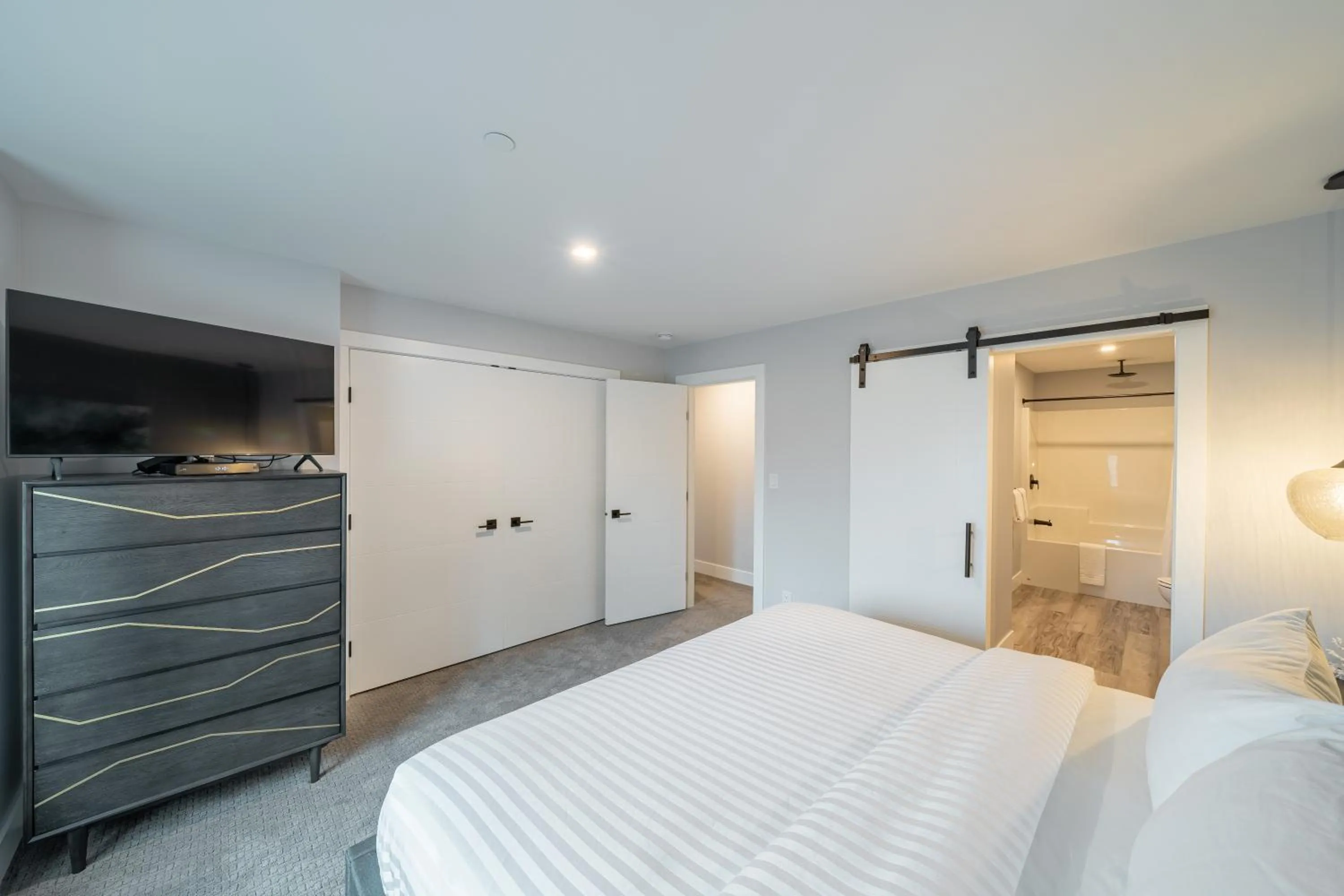 Bed in Sunrise Ridge Waterfront Resort