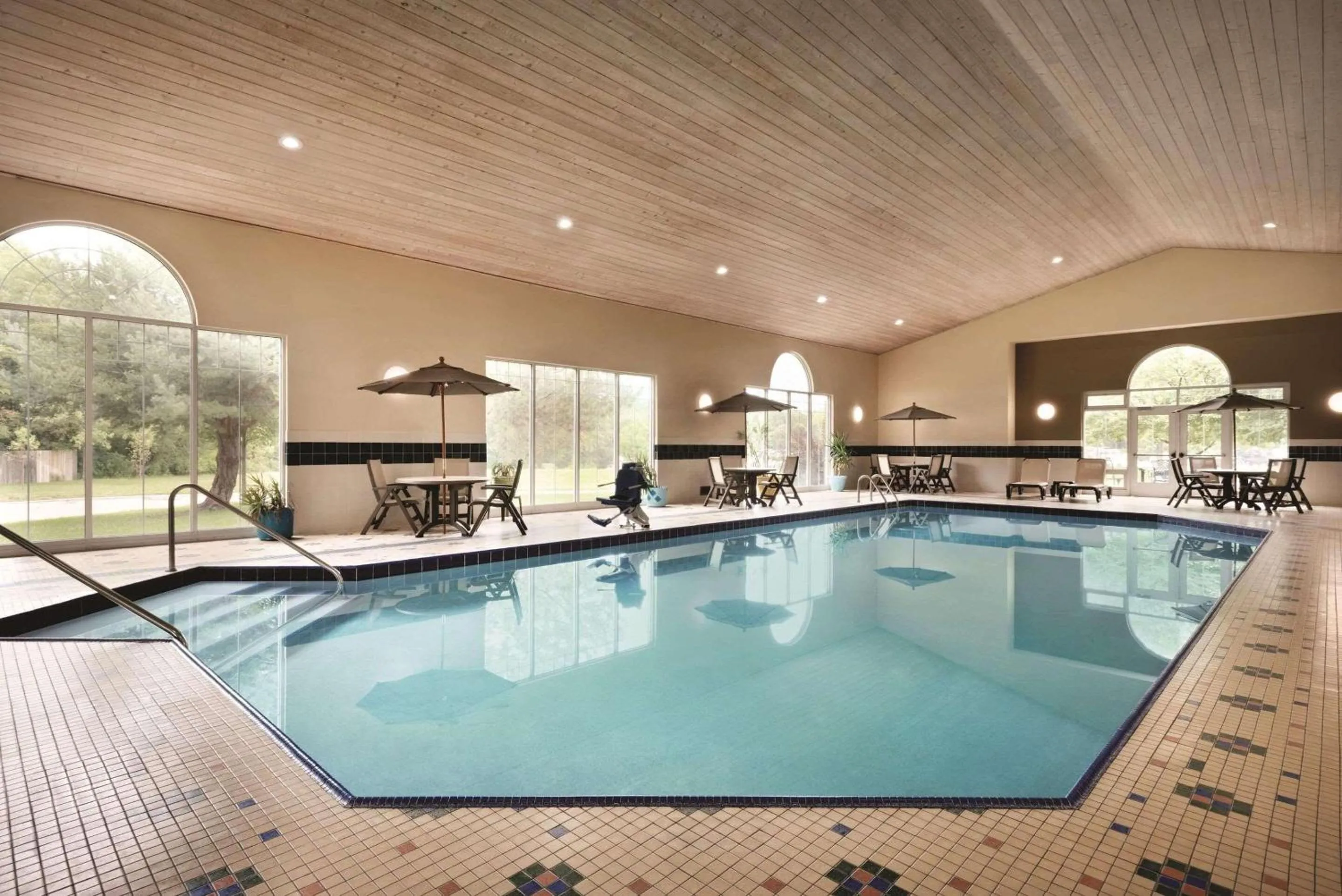 Swimming pool in Country Inn & Suites by Radisson, Des Moines West, IA