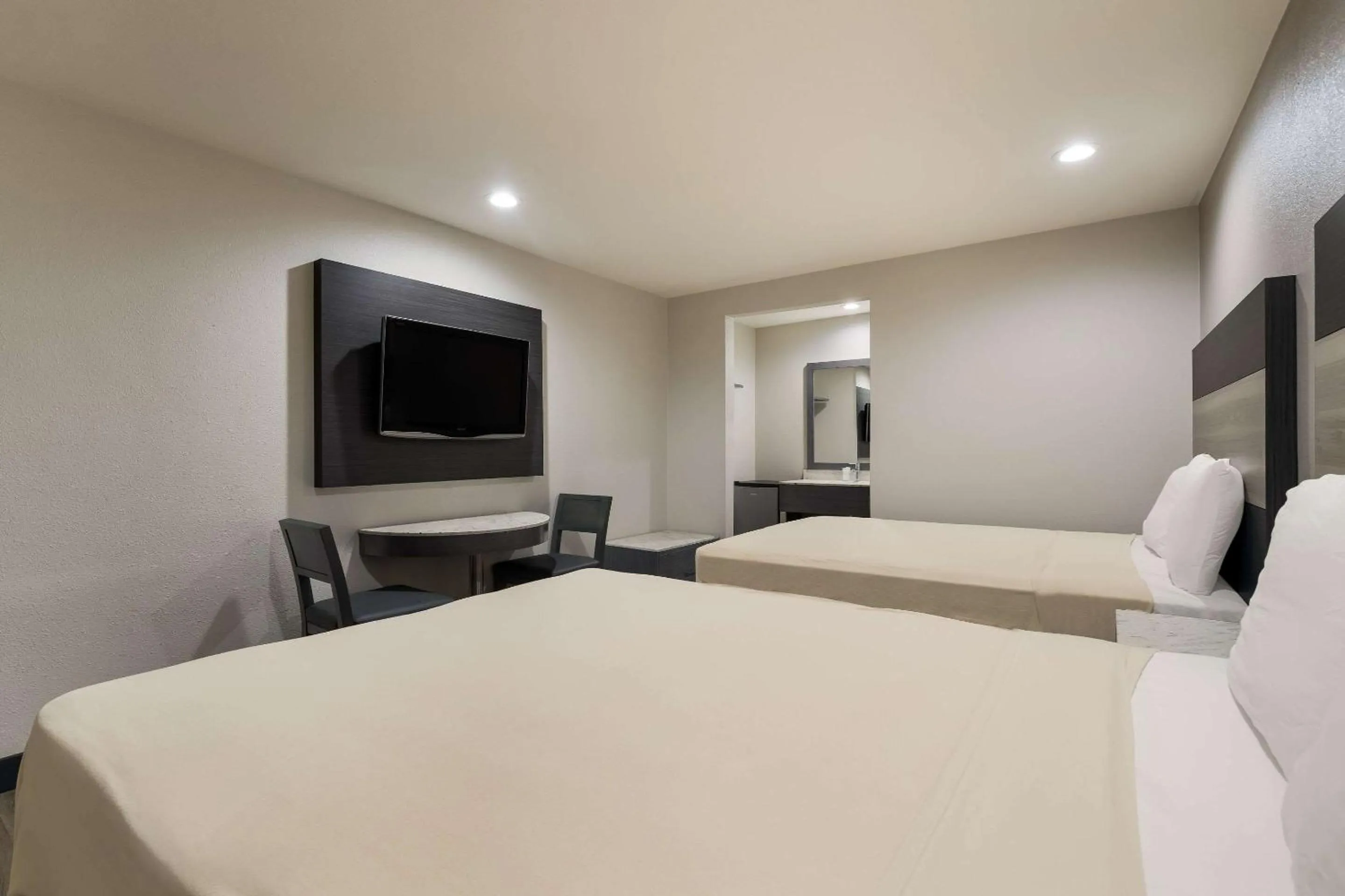 Bedroom, Bed in Rodeway Inn San Bernardino - Colton