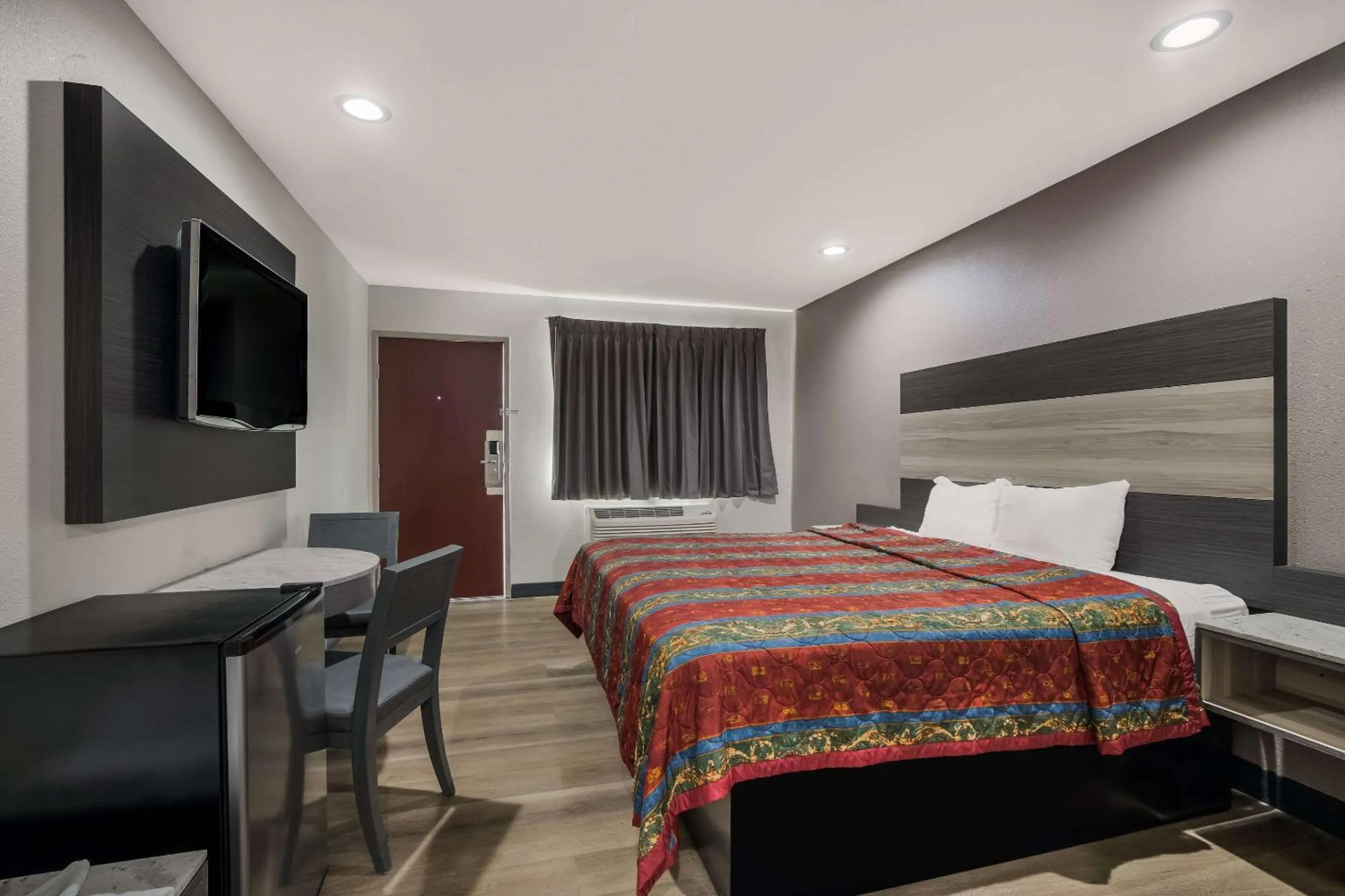 Bedroom, Bed in Rodeway Inn San Bernardino - Colton