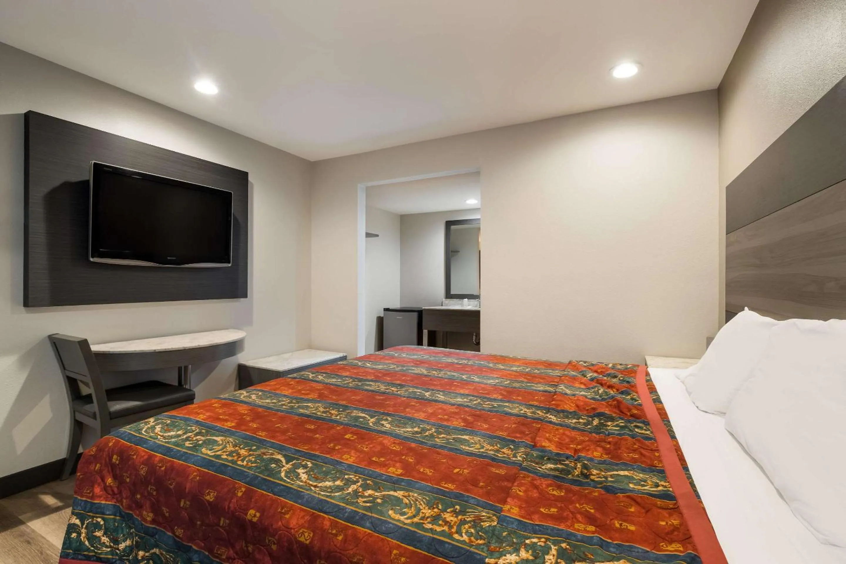 Bedroom, Bed in Rodeway Inn San Bernardino - Colton