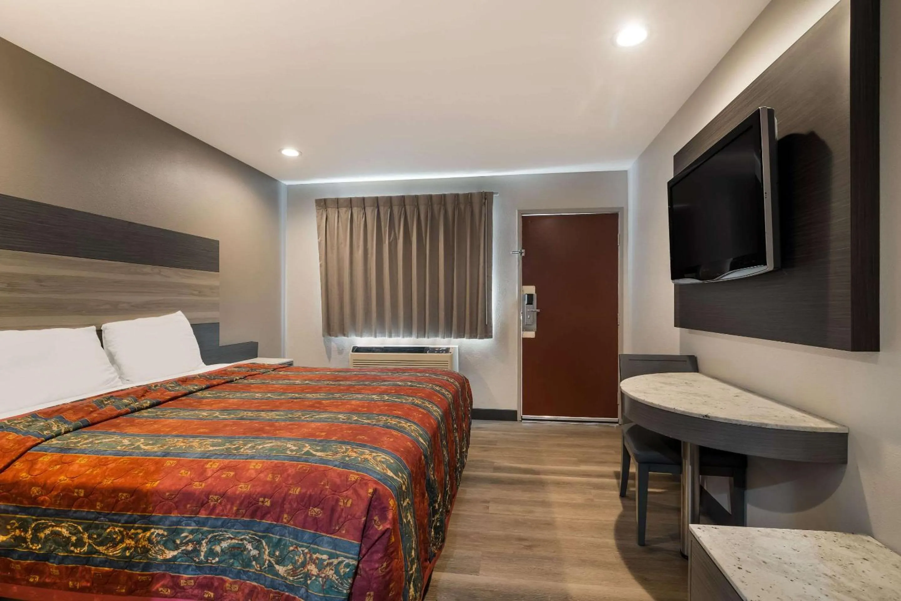 Bedroom, Bed in Rodeway Inn San Bernardino - Colton