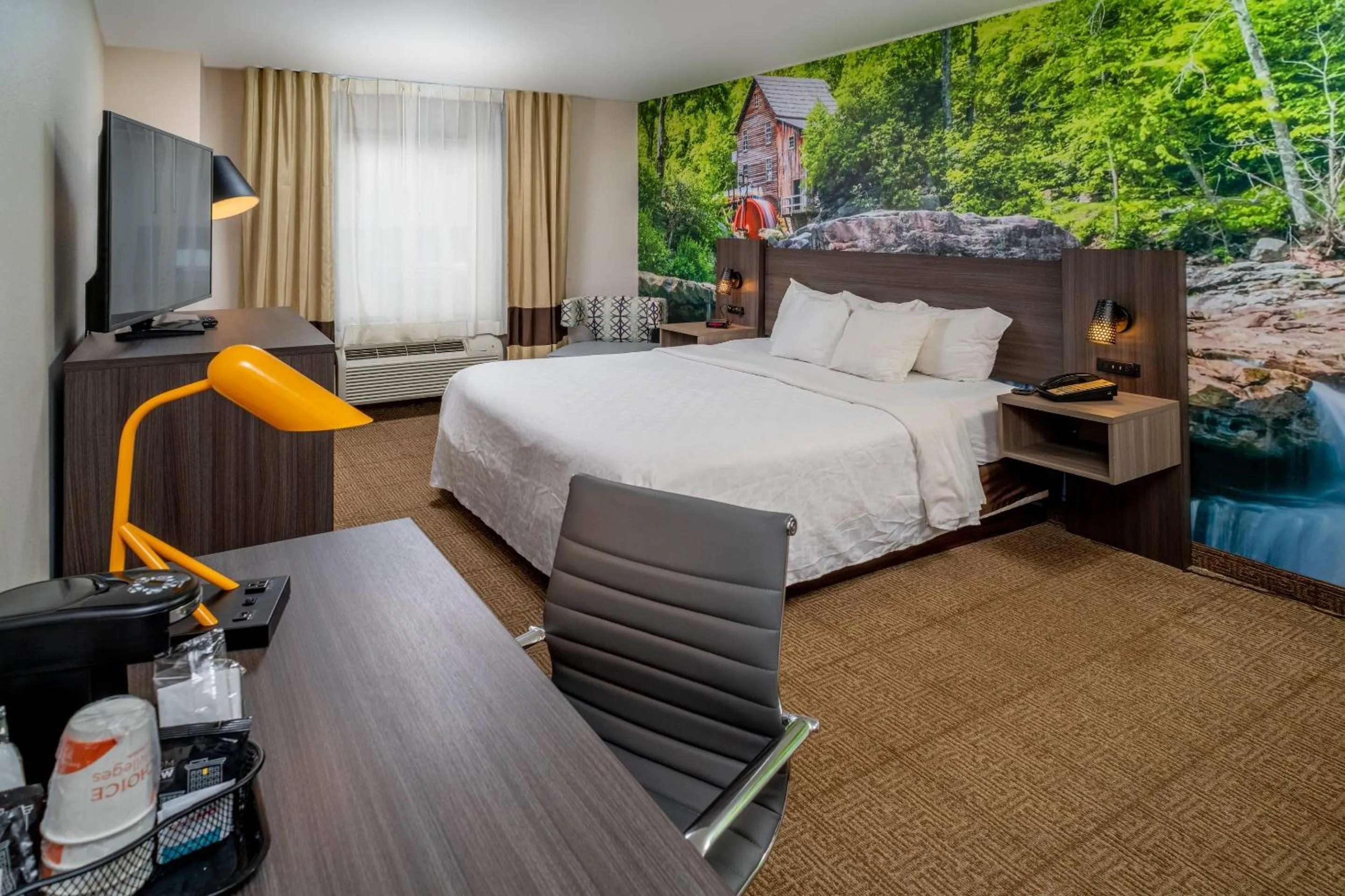 Bedroom, Bed in Clarion Pointe Beckley