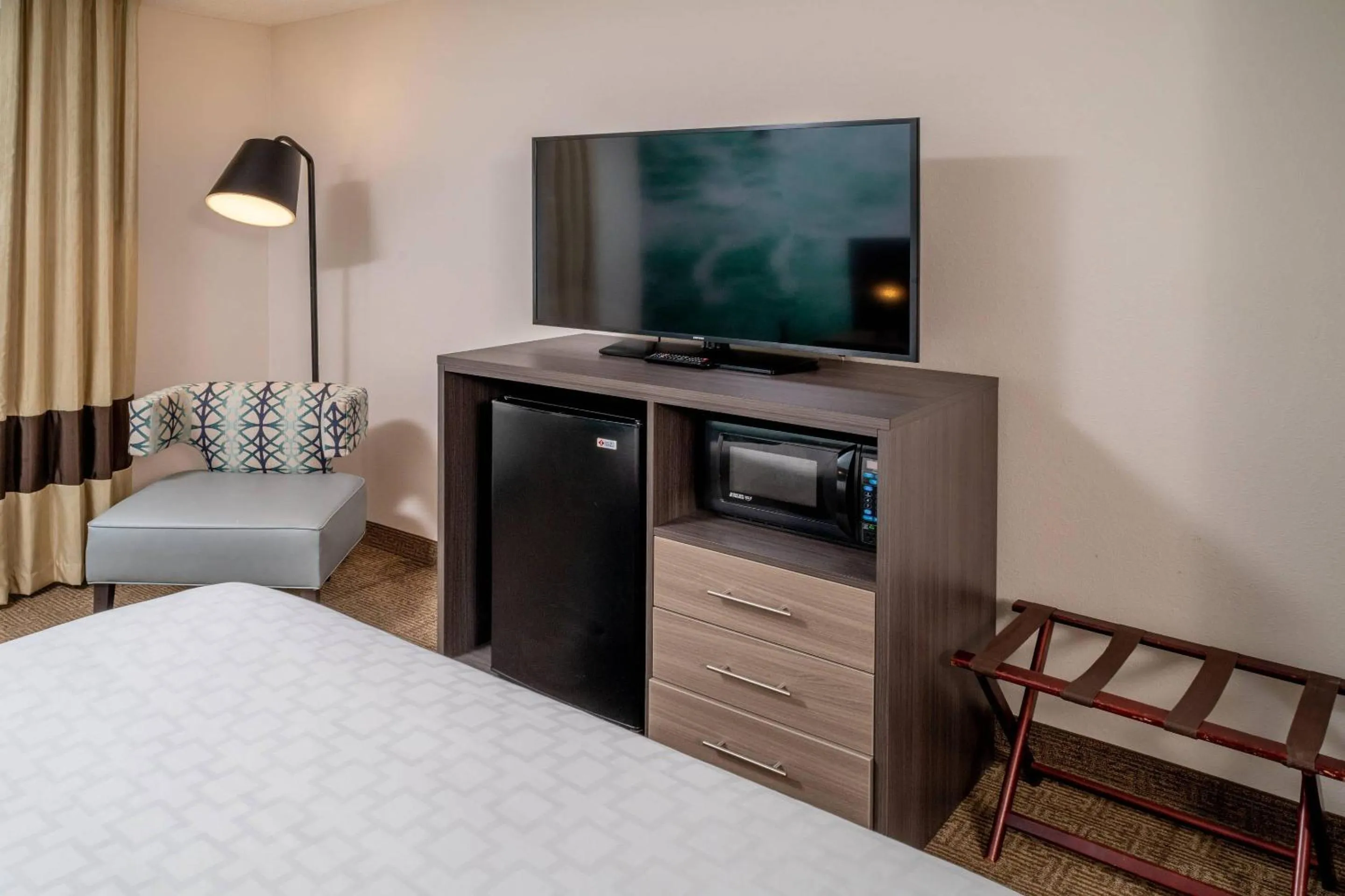 Bedroom, Bed in Clarion Pointe Beckley