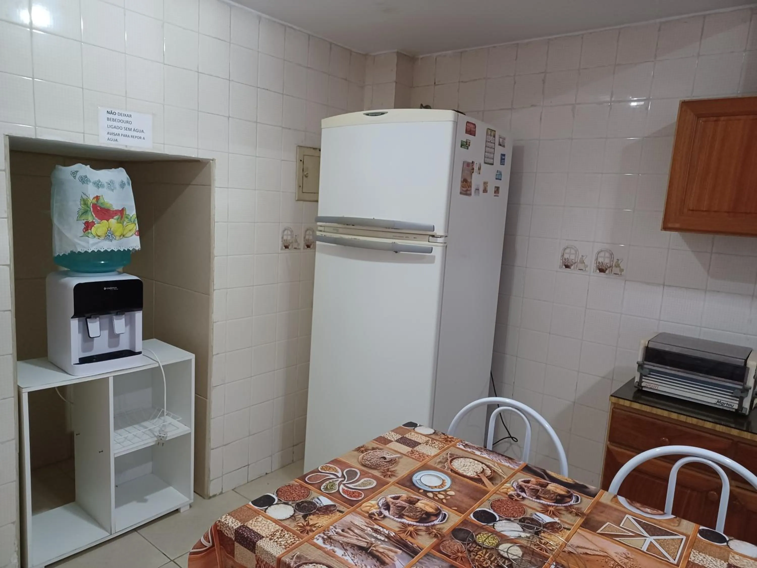 Communal kitchen, Bed in CASA a 3 MIN a PÉ da PRAIA DO FORTE - CHURRASQUEIRA - WI FI
