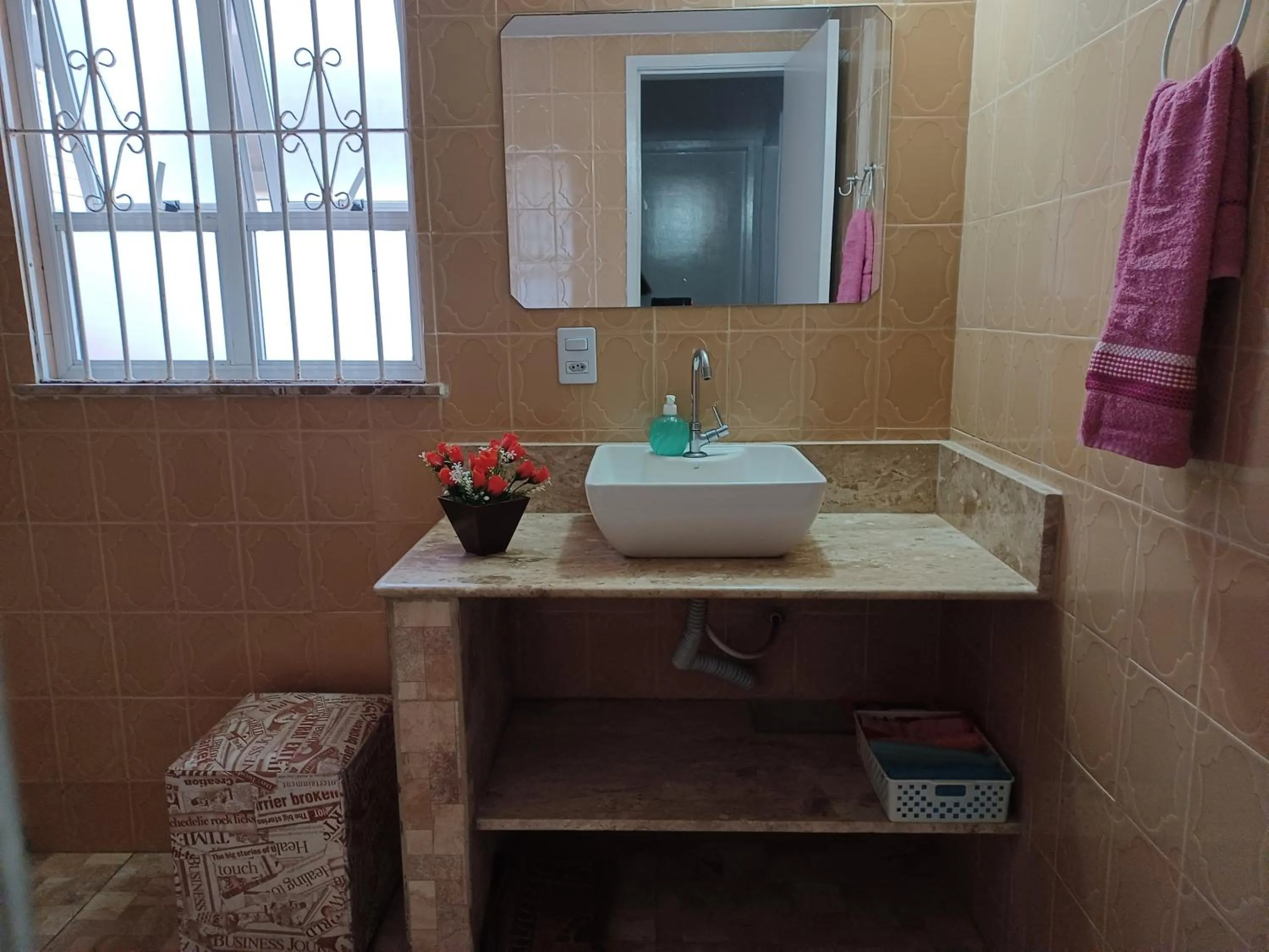 Bathroom in CASA a 3 MIN a PÉ da PRAIA DO FORTE - CHURRASQUEIRA - WI FI