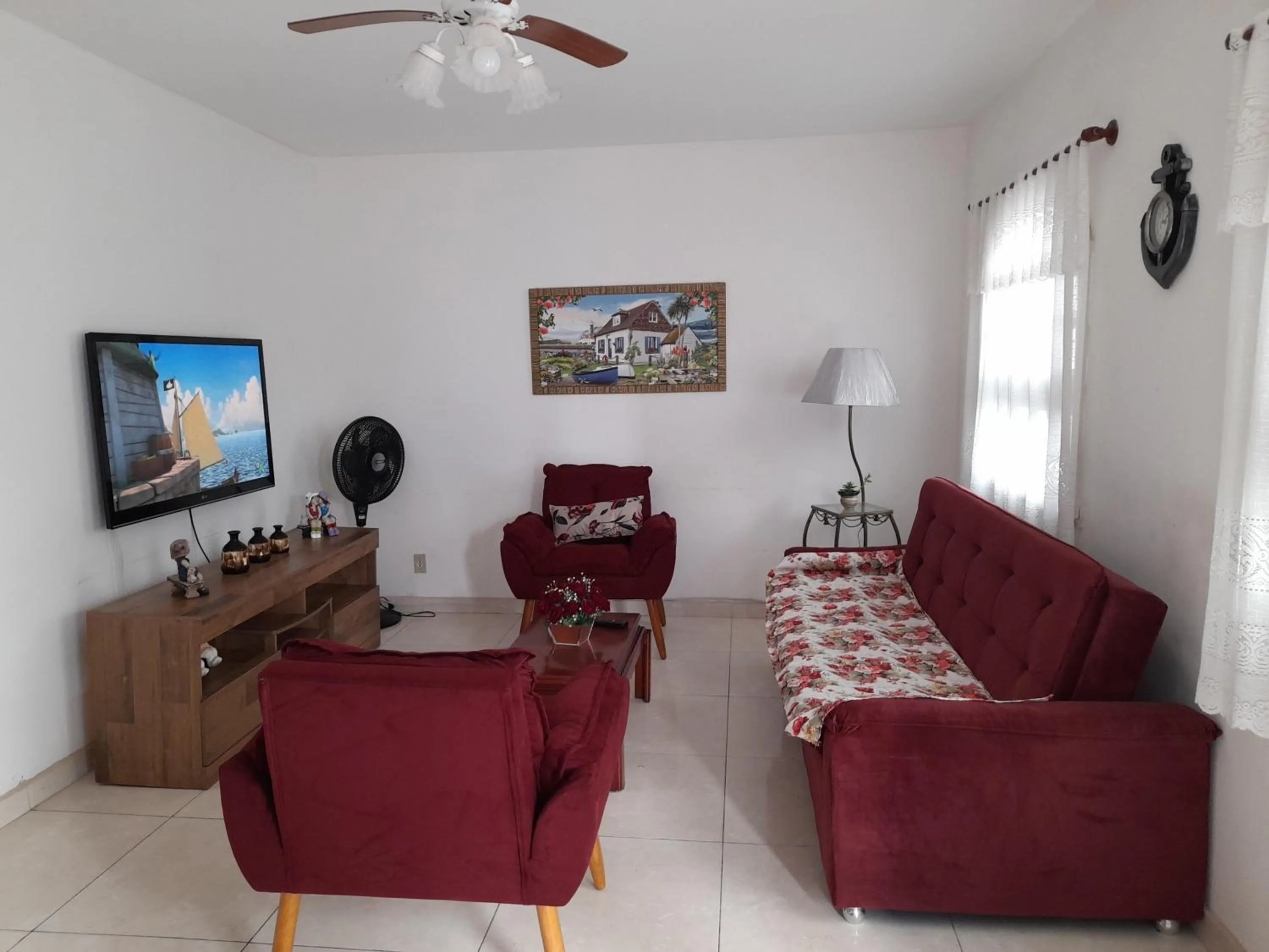 Living room in CASA a 3 MIN a PÉ da PRAIA DO FORTE - CHURRASQUEIRA - WI FI