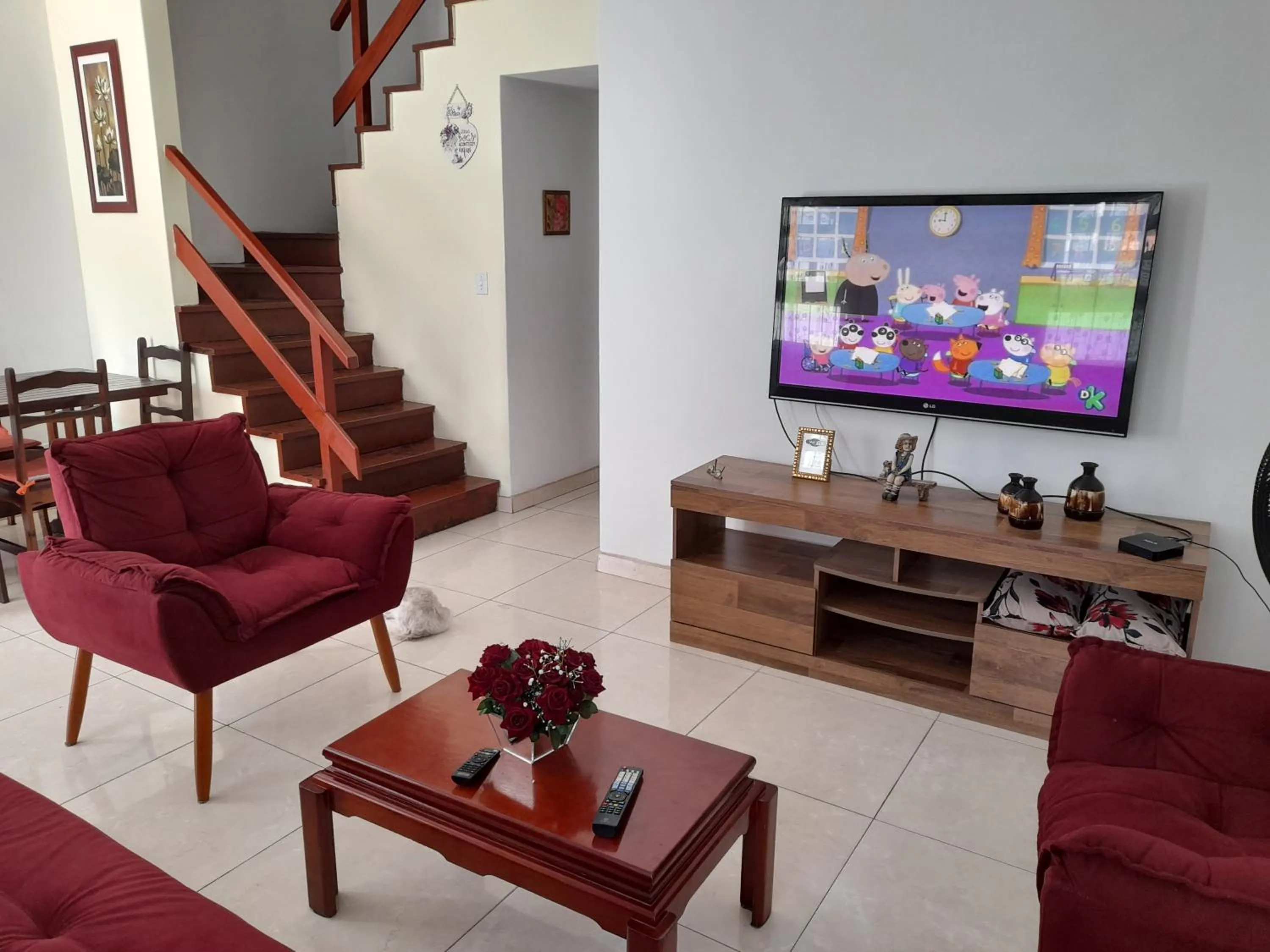 Living room in CASA a 3 MIN a PÉ da PRAIA DO FORTE - CHURRASQUEIRA - WI FI