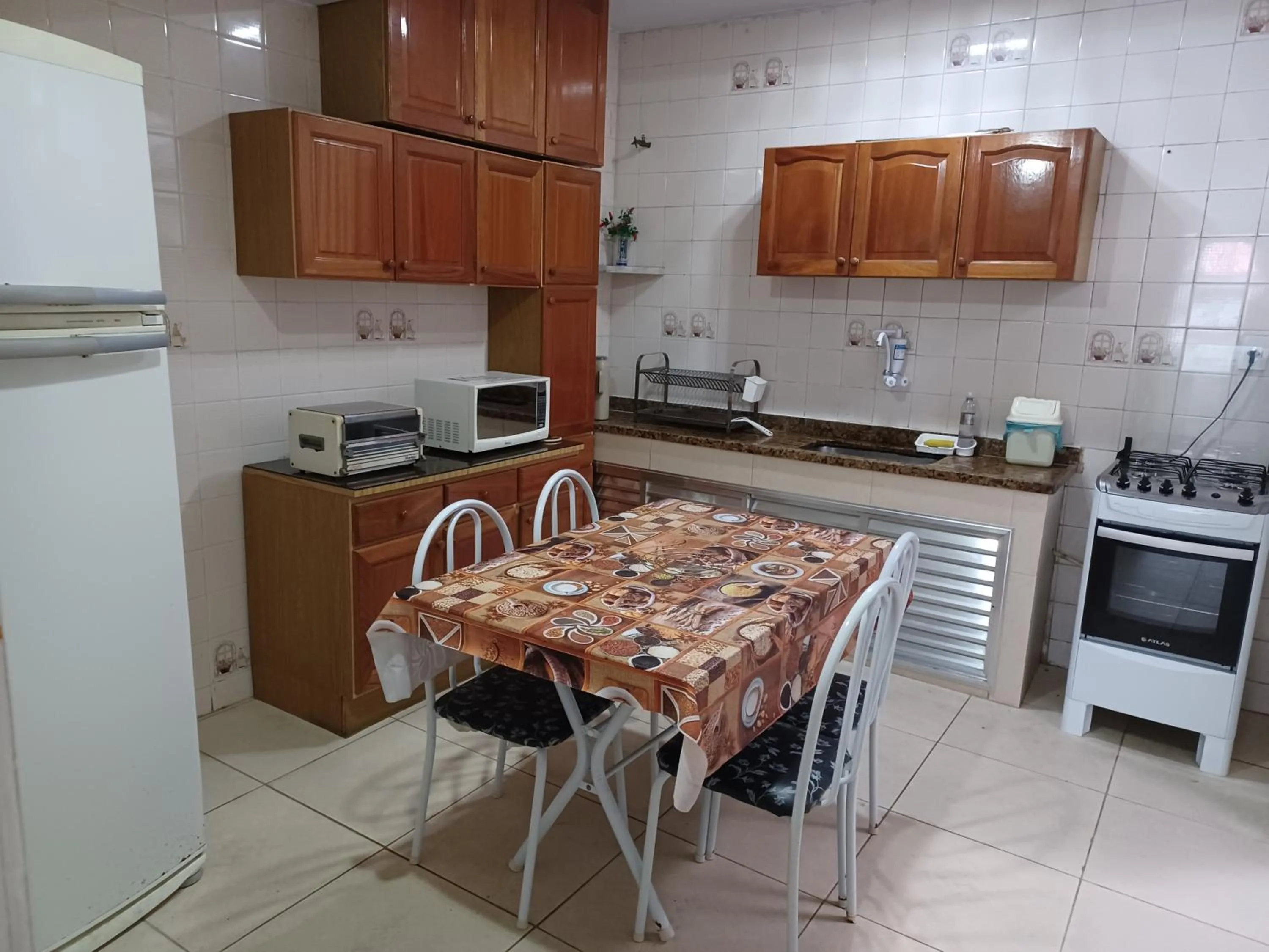 Communal kitchen in CASA a 3 MIN a PÉ da PRAIA DO FORTE - CHURRASQUEIRA - WI FI