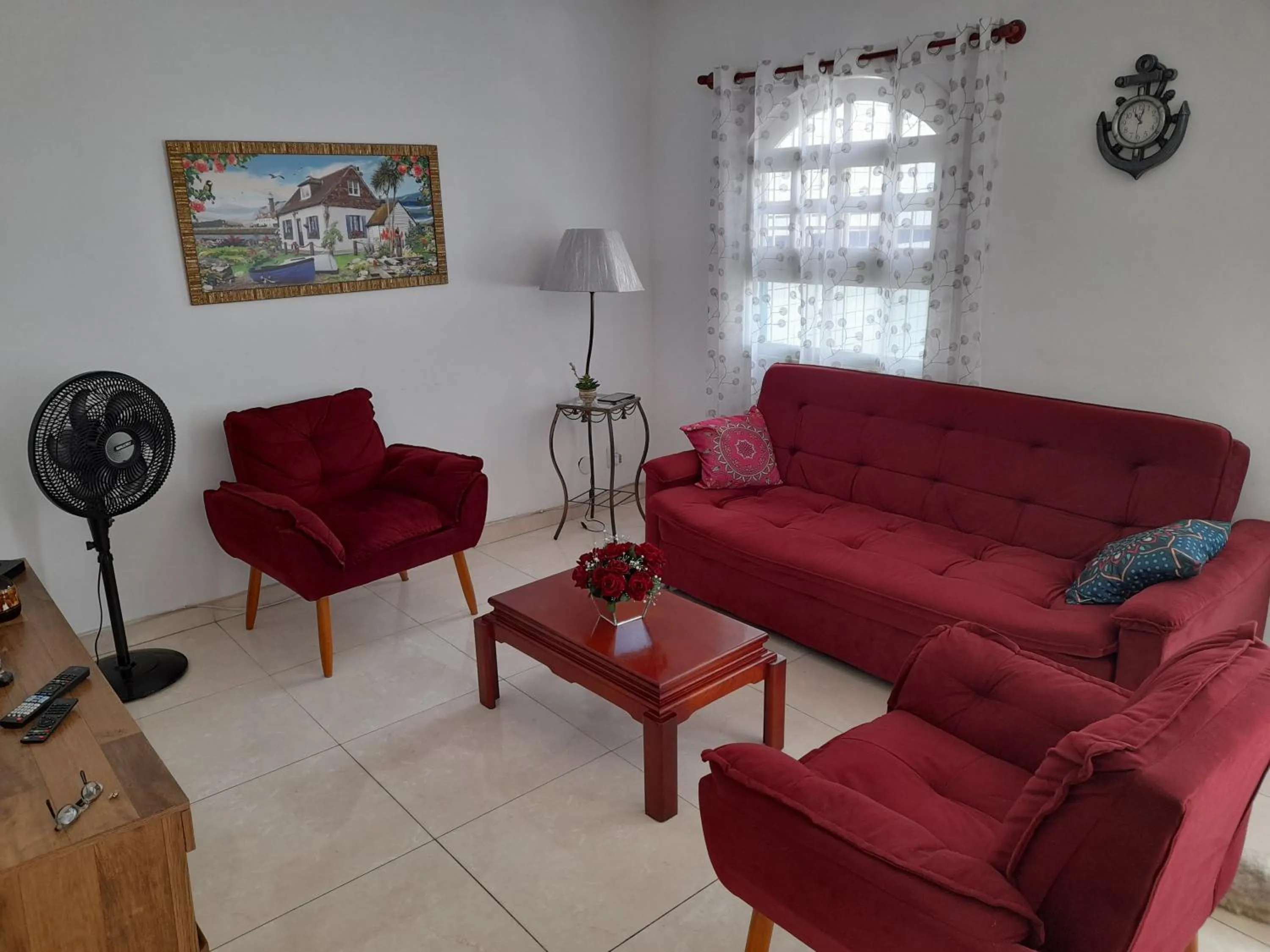 Living room in CASA a 3 MIN a PÉ da PRAIA DO FORTE - CHURRASQUEIRA - WI FI