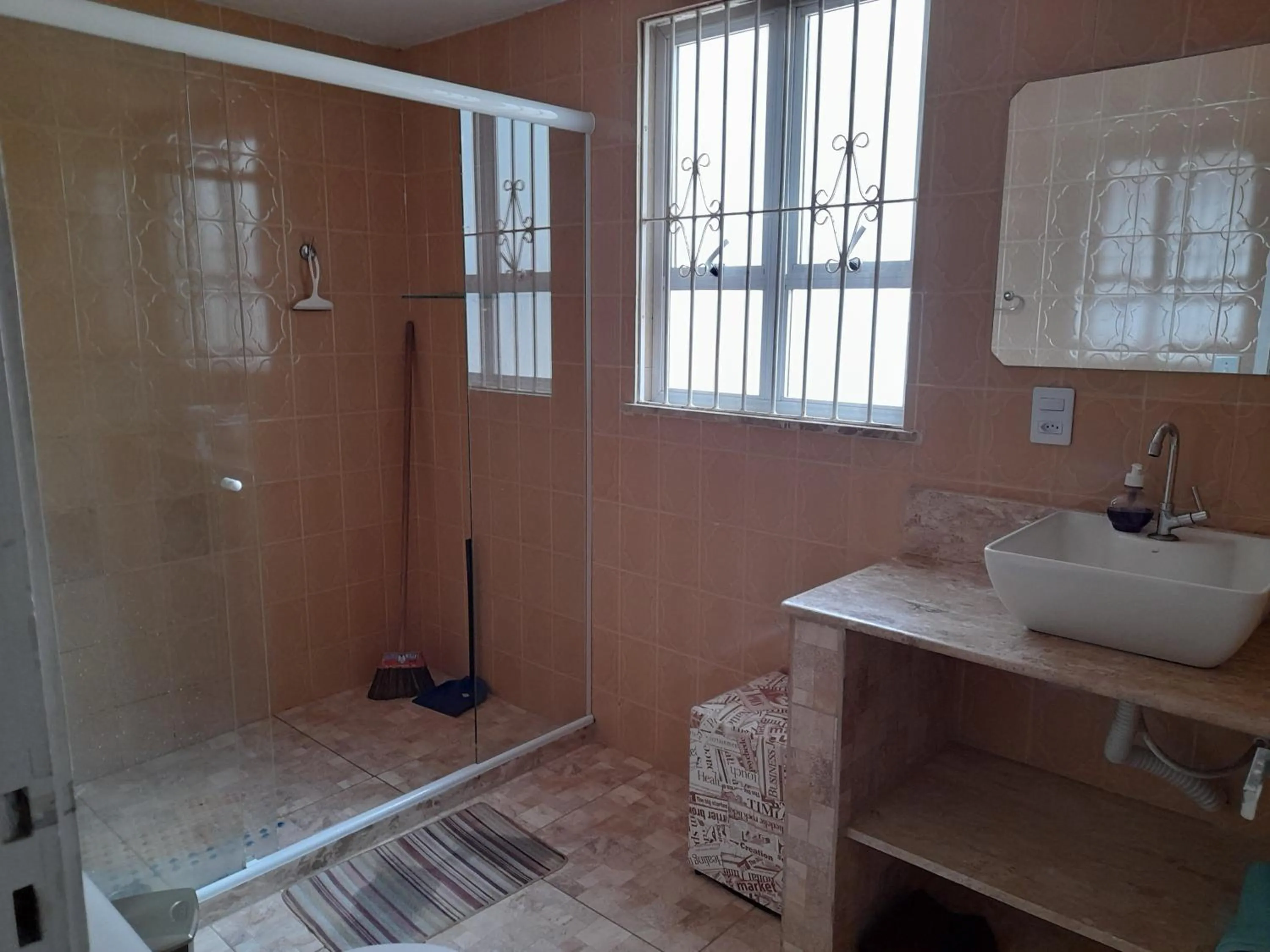 Bathroom in CASA a 3 MIN a PÉ da PRAIA DO FORTE - CHURRASQUEIRA - WI FI