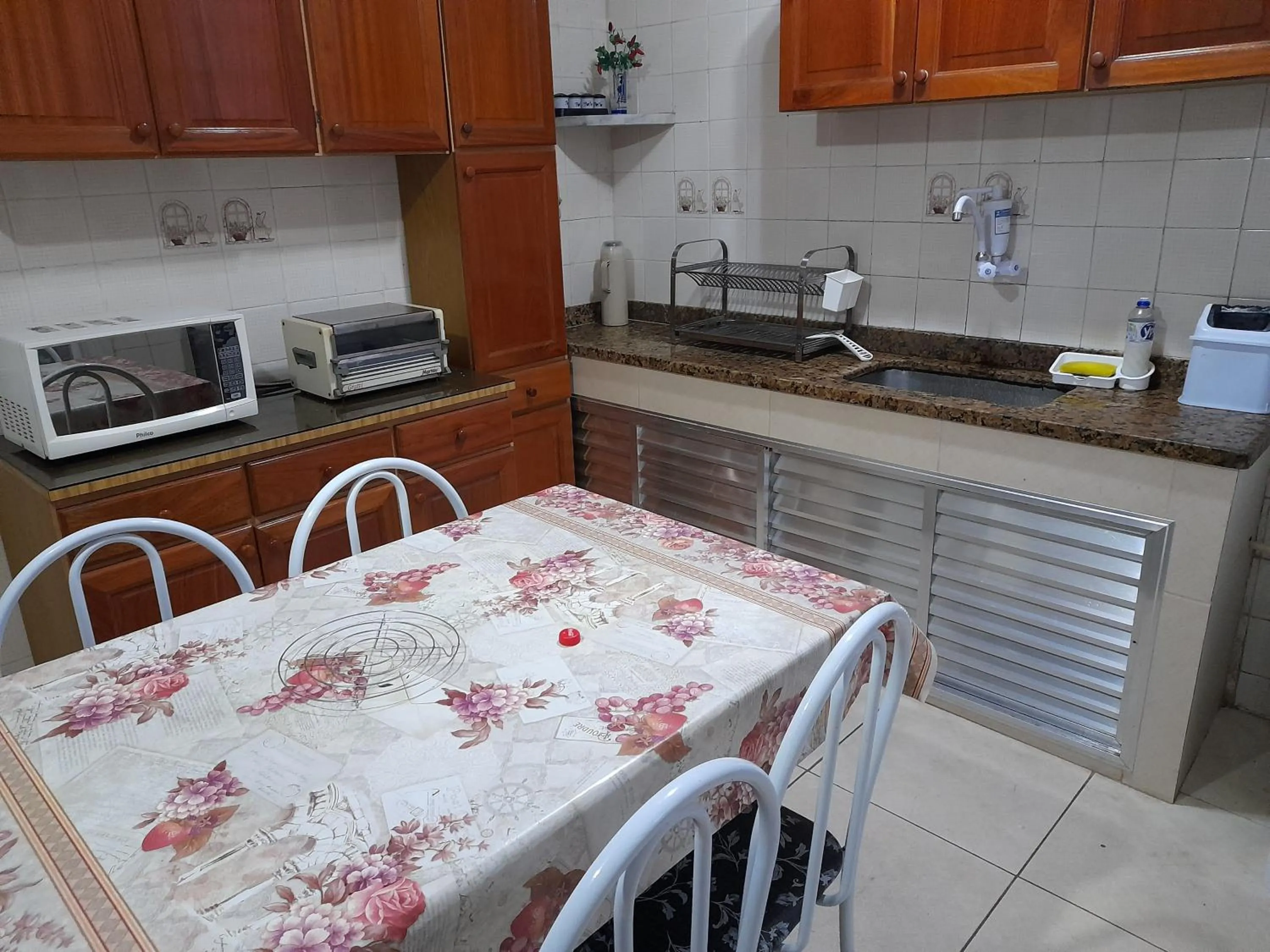 Communal kitchen in CASA a 3 MIN a PÉ da PRAIA DO FORTE - CHURRASQUEIRA - WI FI
