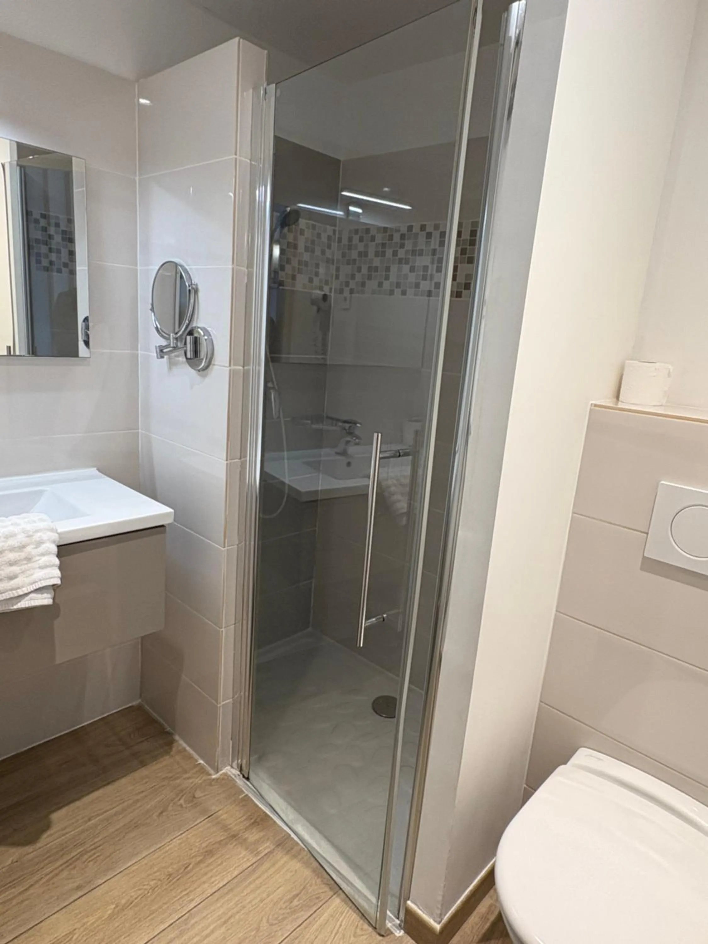 Shower in Hotel Sable Et Soleil - Port, Plage & Jacuzzi privé