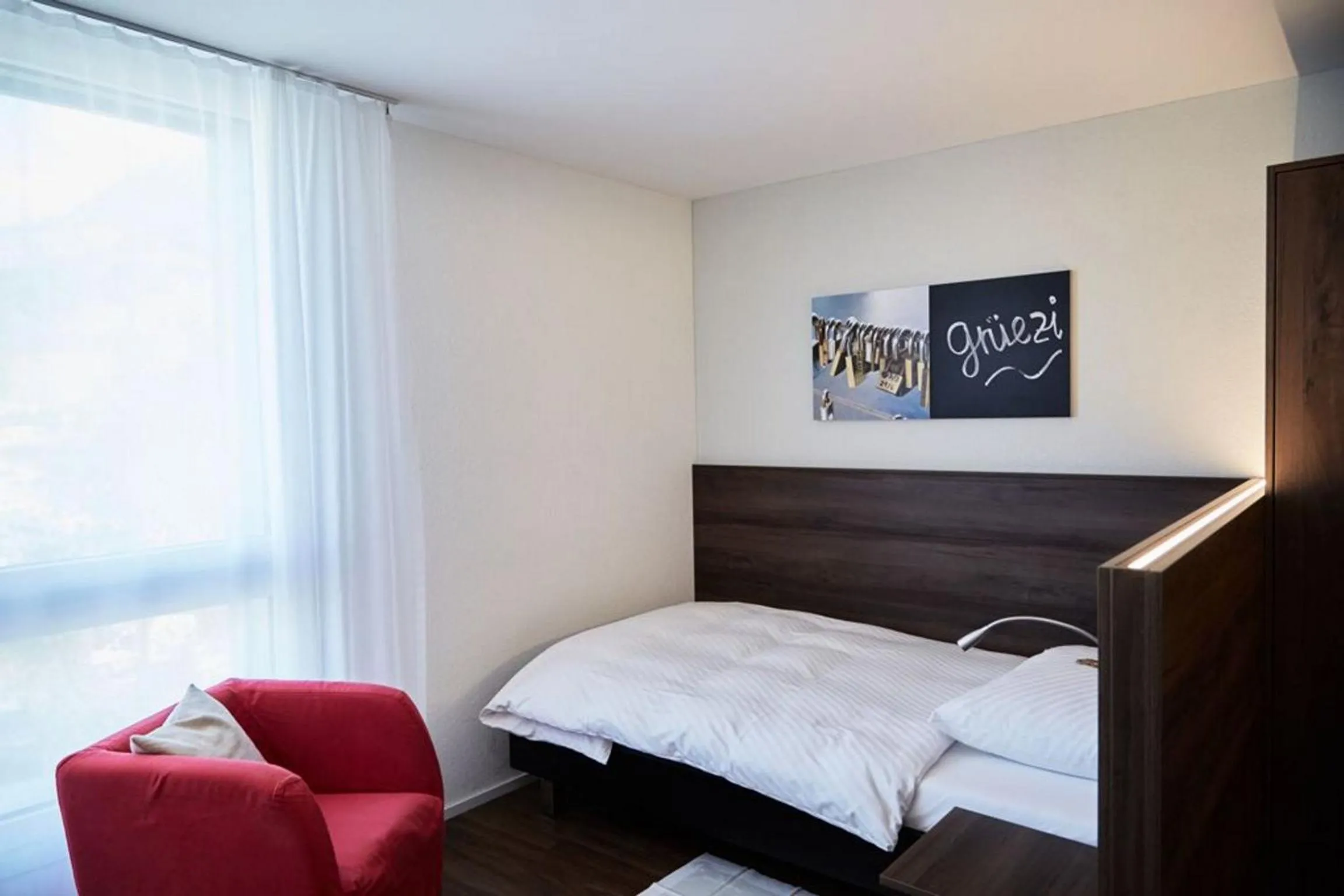 Photo of the whole room, Bed in Frohsinn