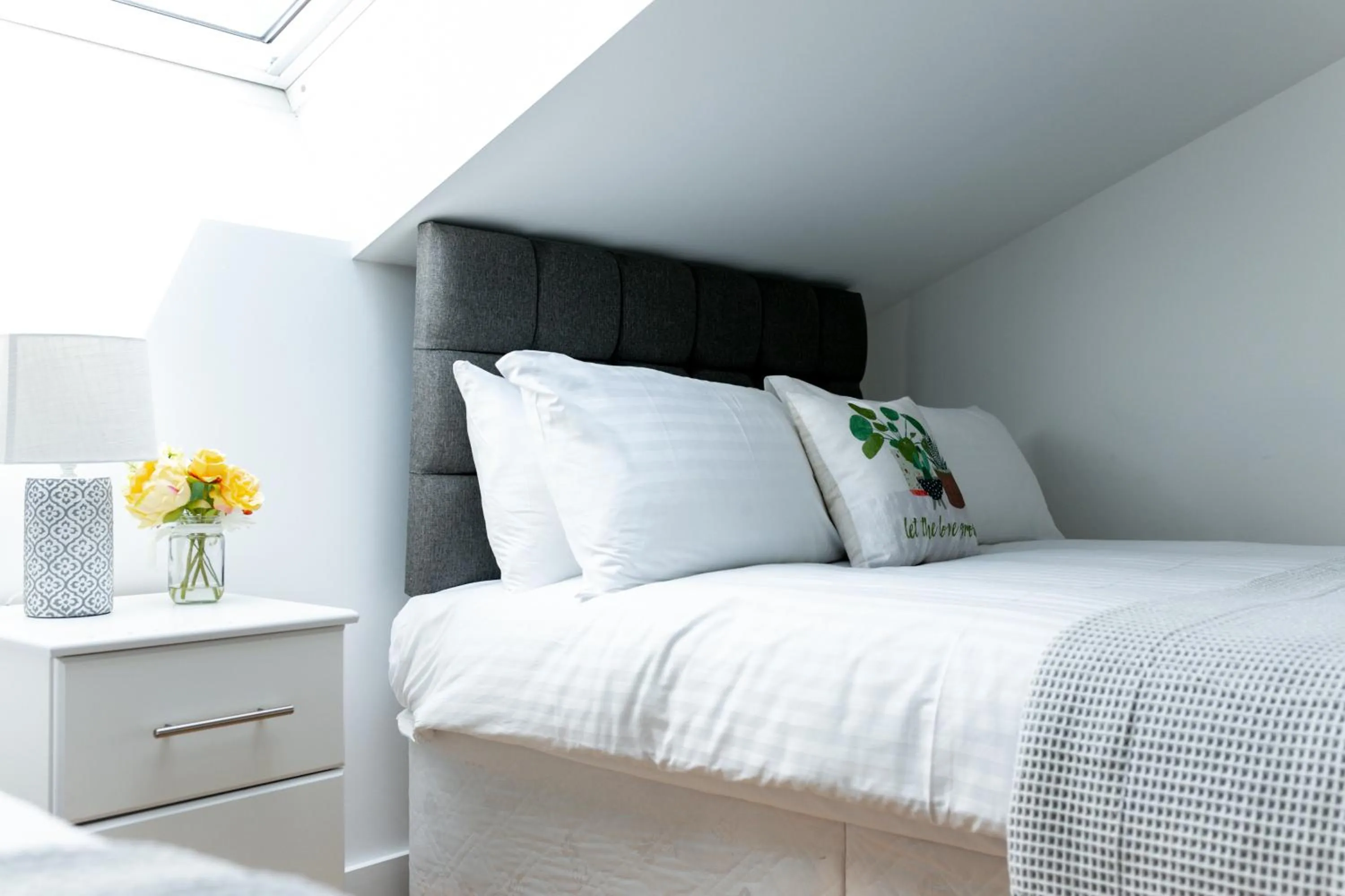 Bed in Skyvillion - COZY APARTMENTS in Enfield Town With Free Parking & Wifi