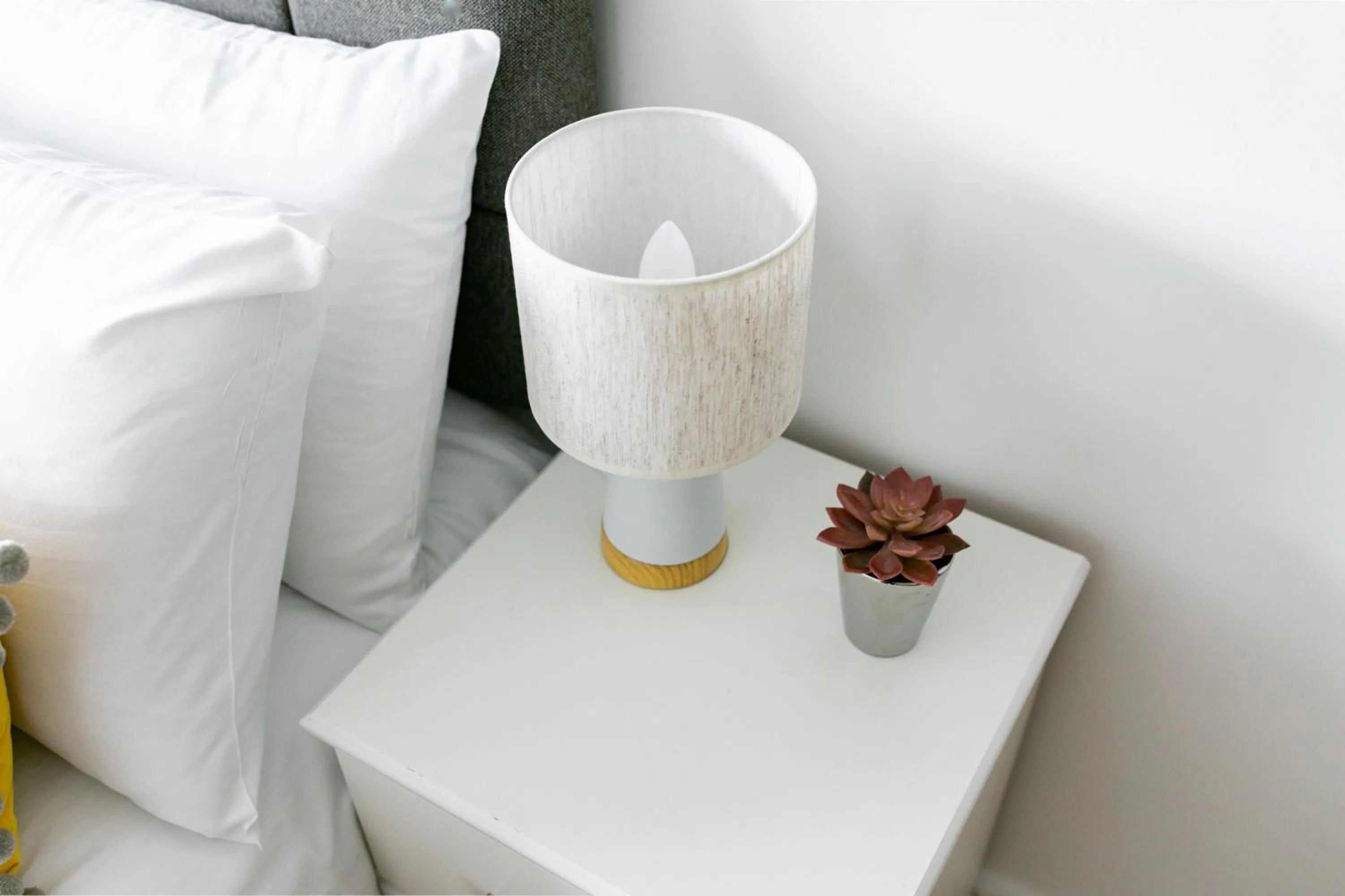 Coffee/tea facilities, Bed in Skyvillion - COZY APARTMENTS in Enfield Town With Free Parking & Wifi