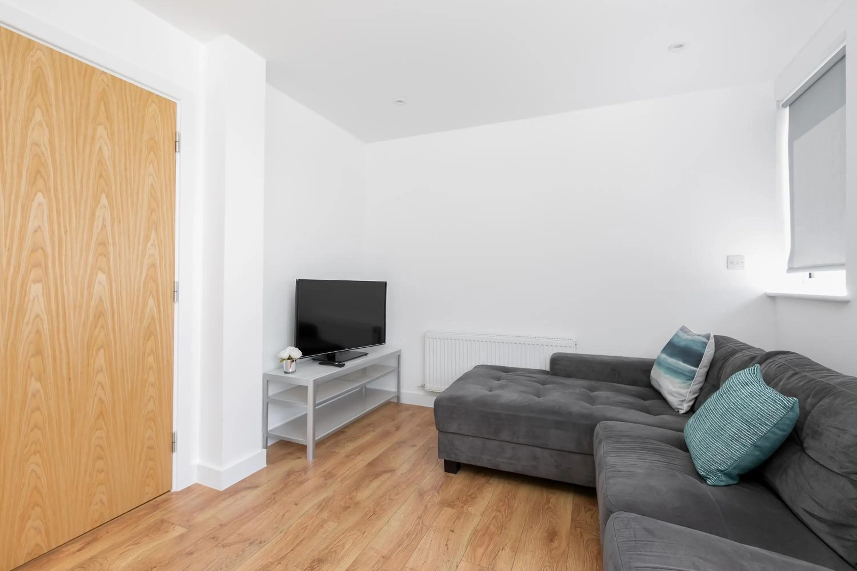Communal lounge/ TV room in Skyvillion - COZY APARTMENTS in Enfield Town With Free Parking & Wifi